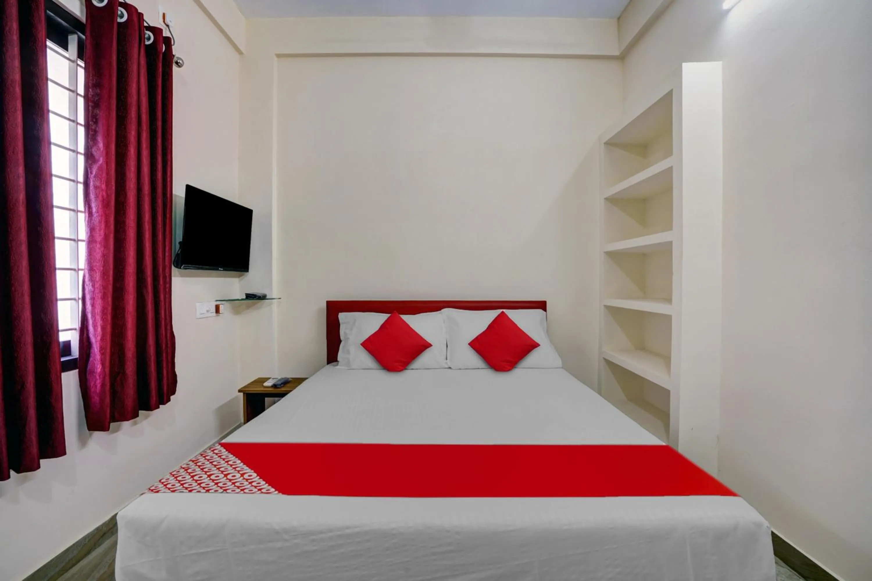 Bedroom, Bed in Hotel O Versatile Inn