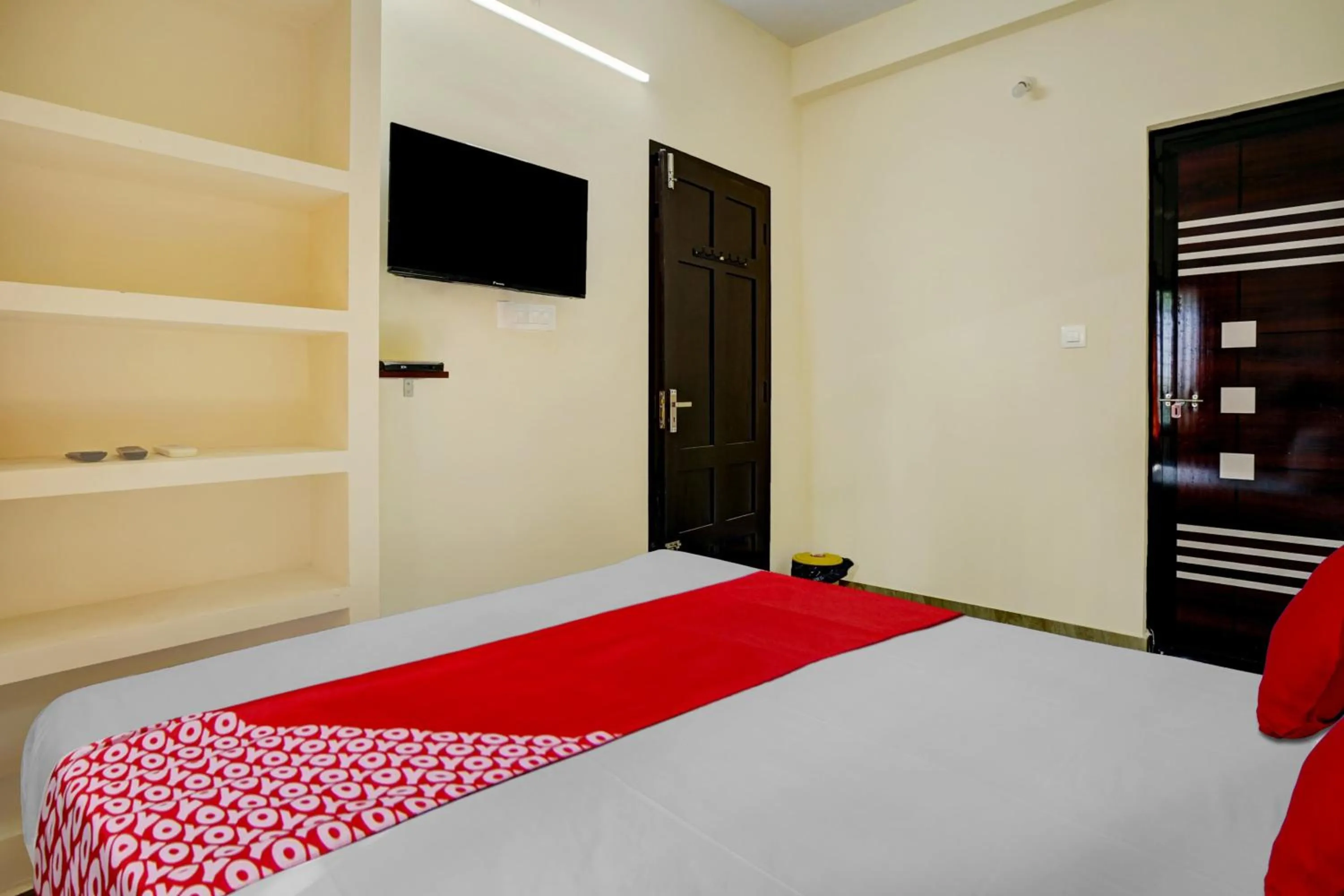 Bedroom, Bed in Hotel O Versatile Inn