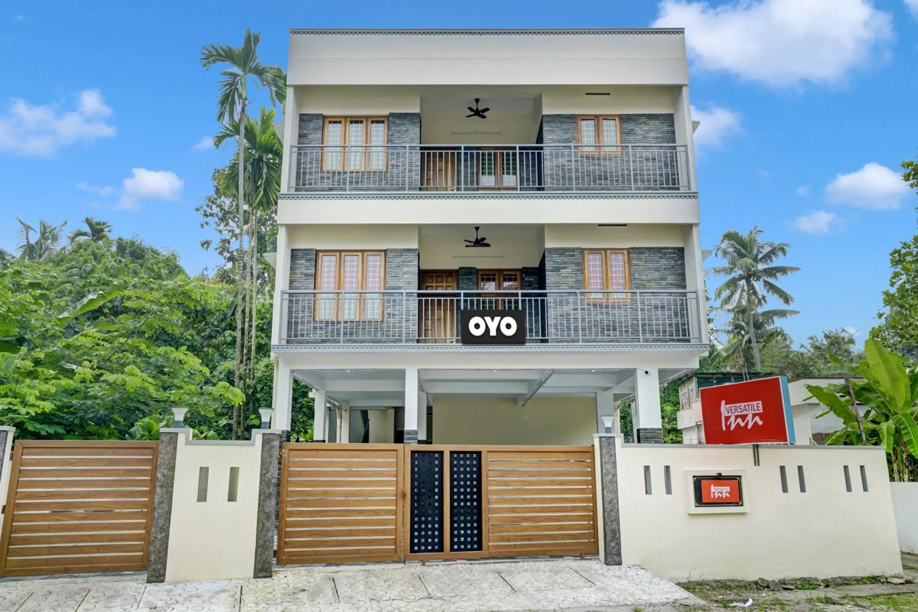 Facade/entrance in Hotel O Versatile Inn