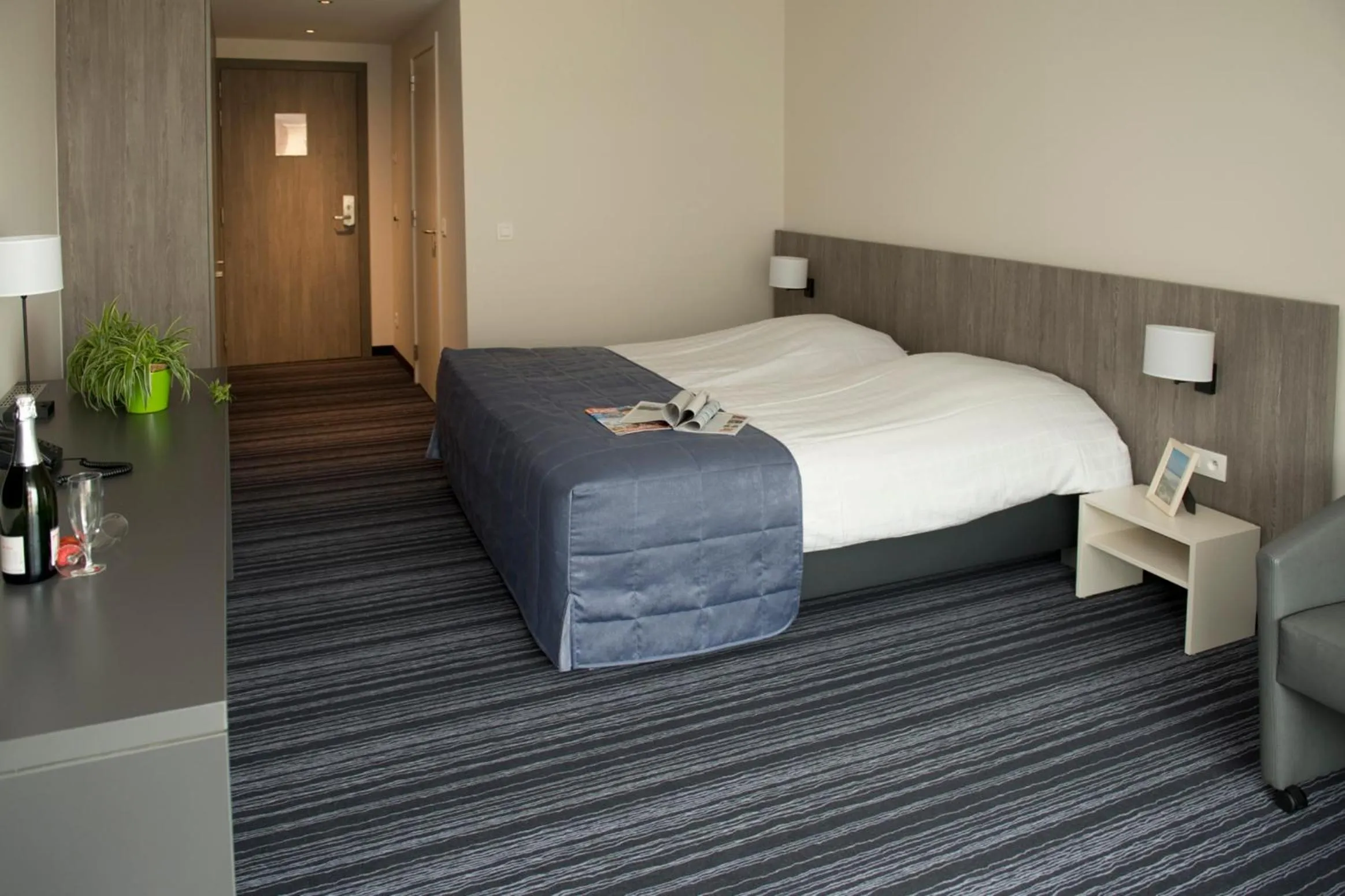 Photo of the whole room, Bed in Vayamundo Oostende