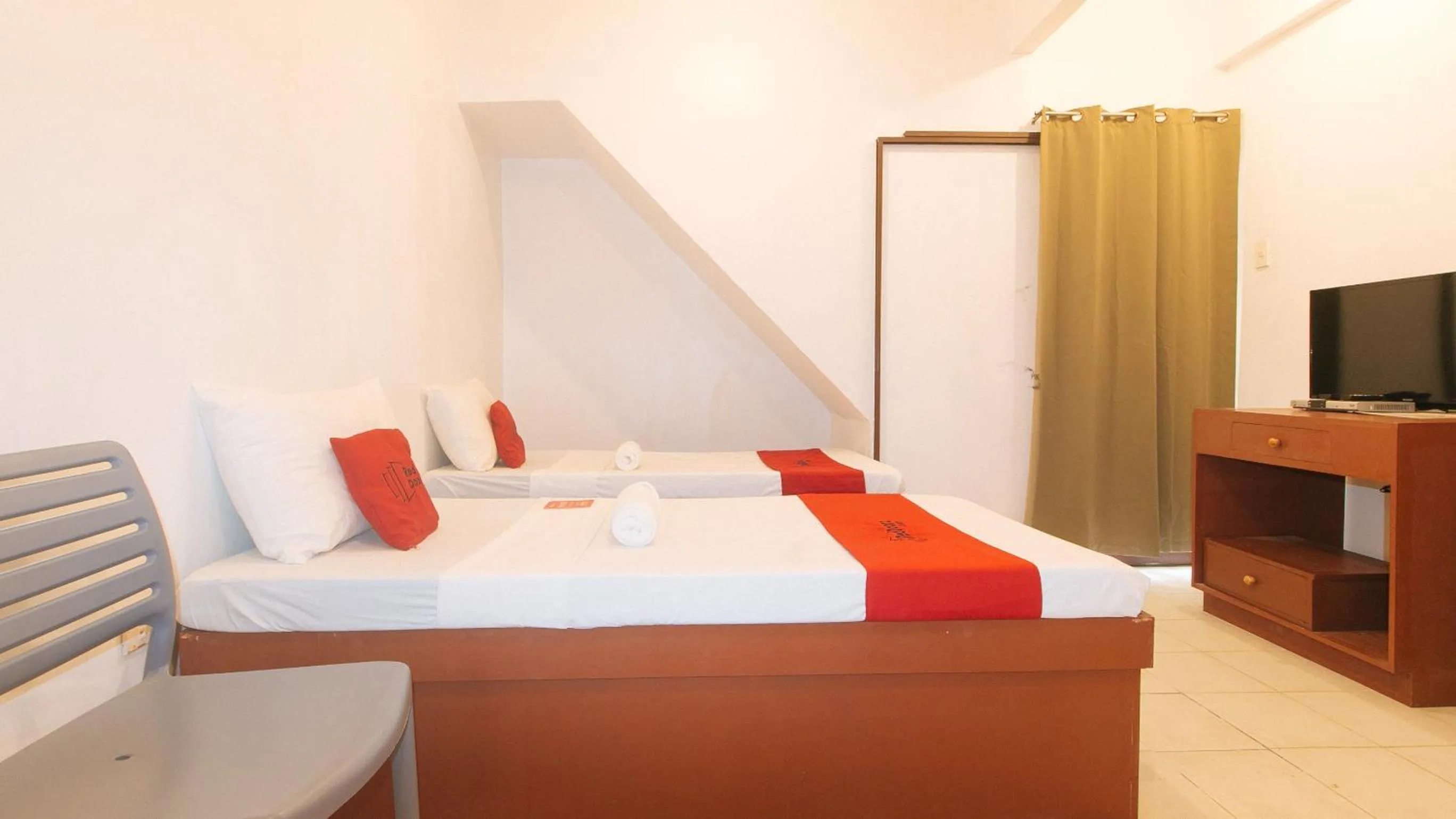 Bed in RedDoorz @ The Central Inn Boracay Island