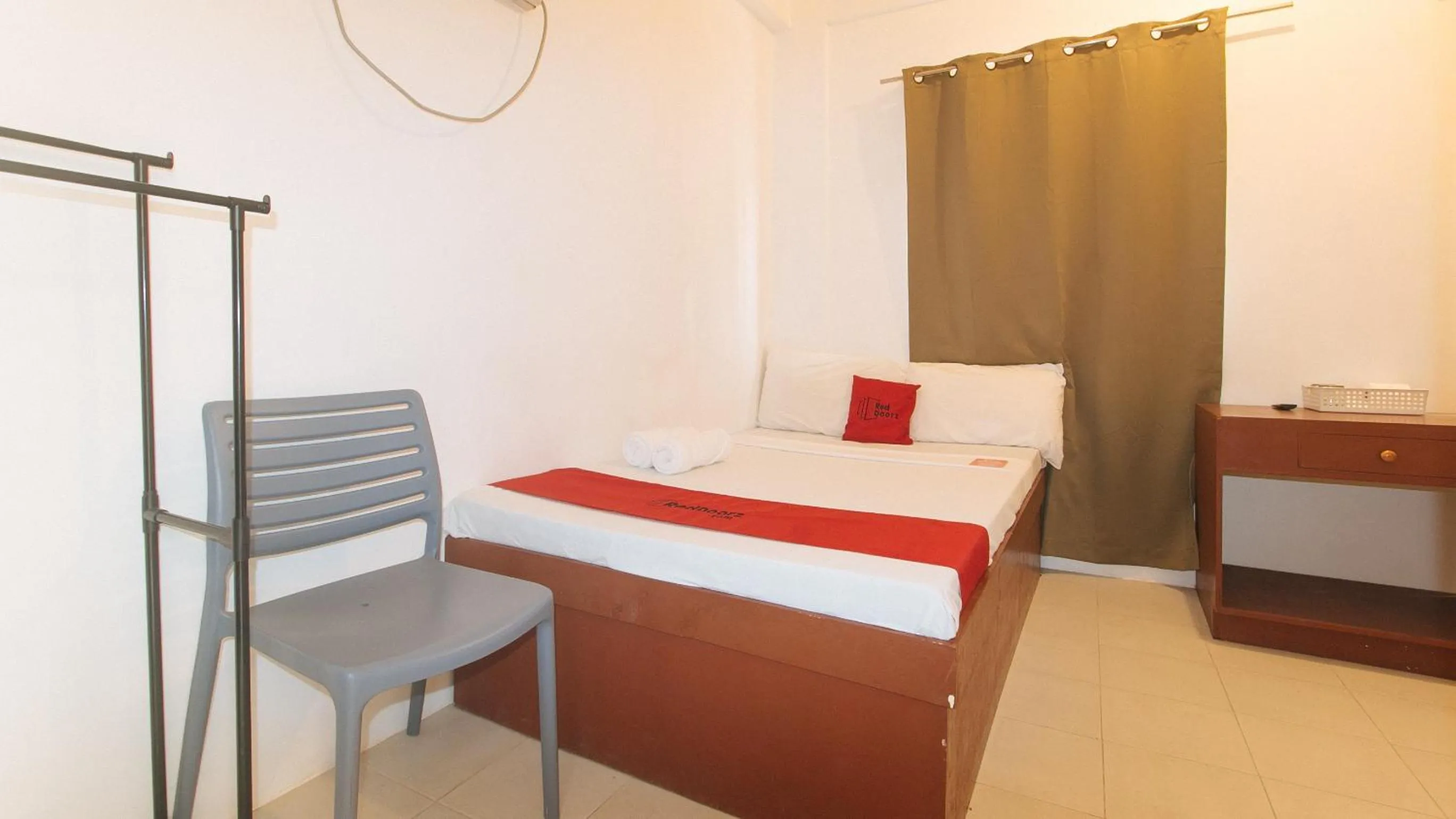 Bed in RedDoorz @ The Central Inn Boracay Island