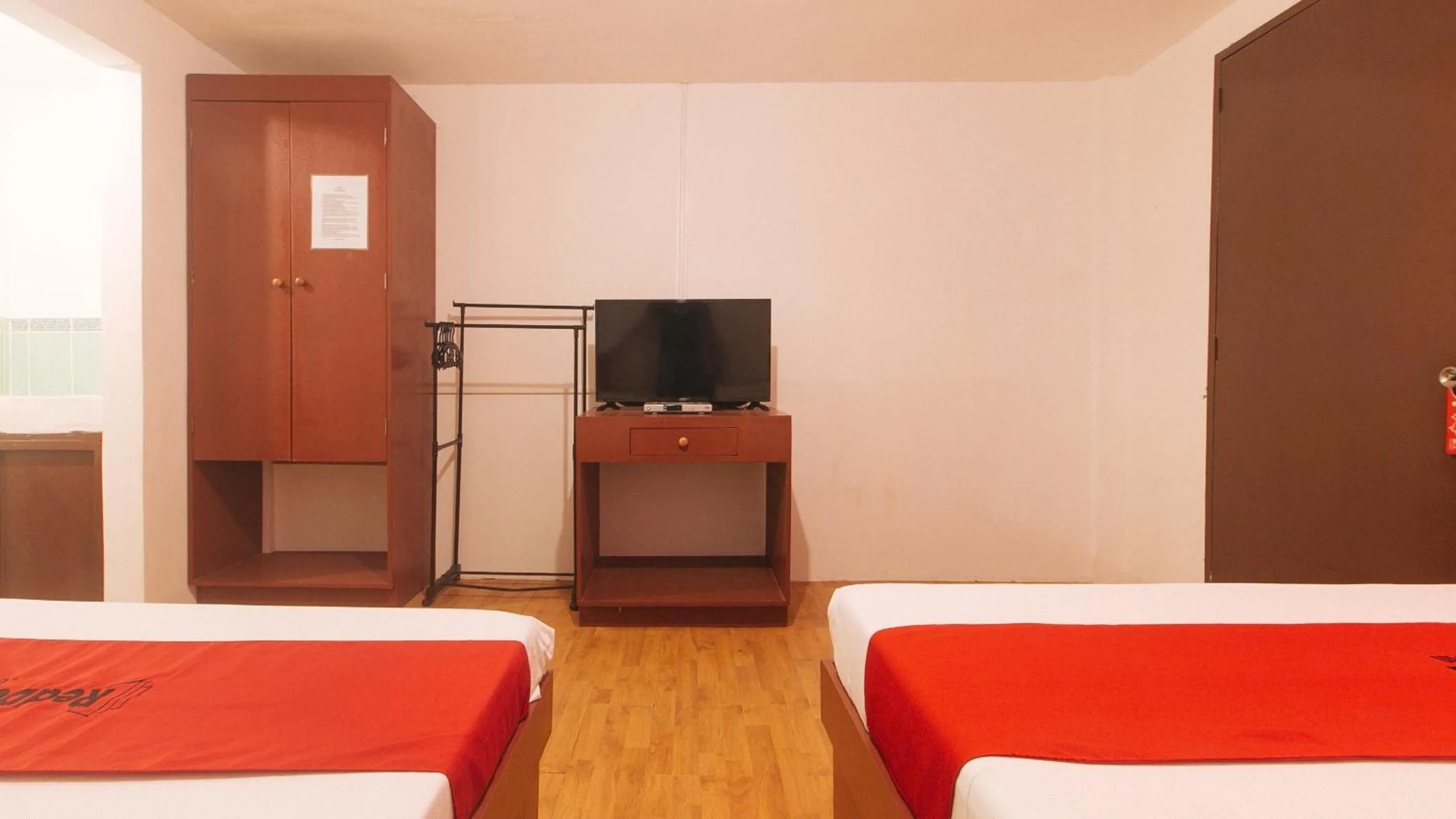 TV and multimedia, Bed in RedDoorz @ The Central Inn Boracay Island