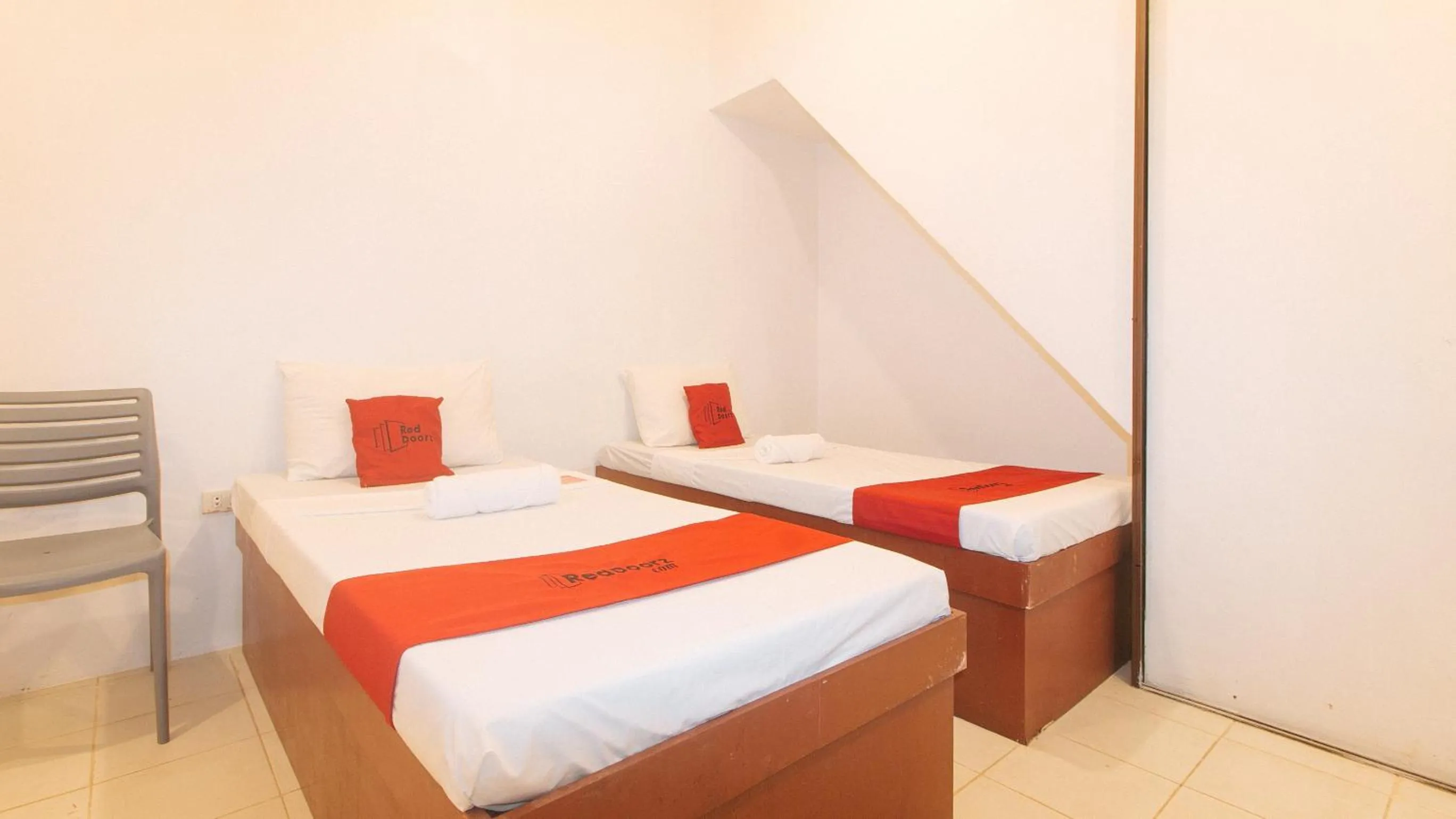 Bed in RedDoorz @ The Central Inn Boracay Island