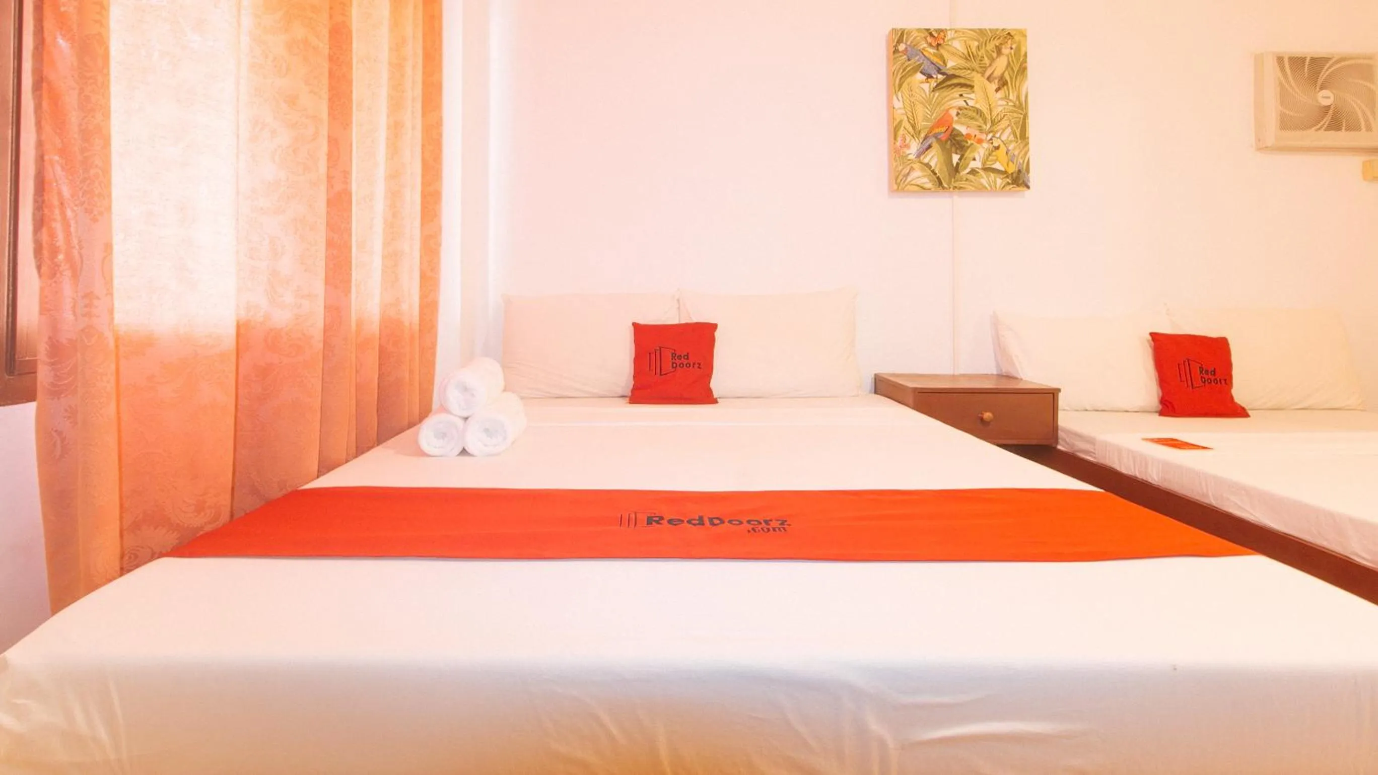 Bed in RedDoorz @ The Central Inn Boracay Island