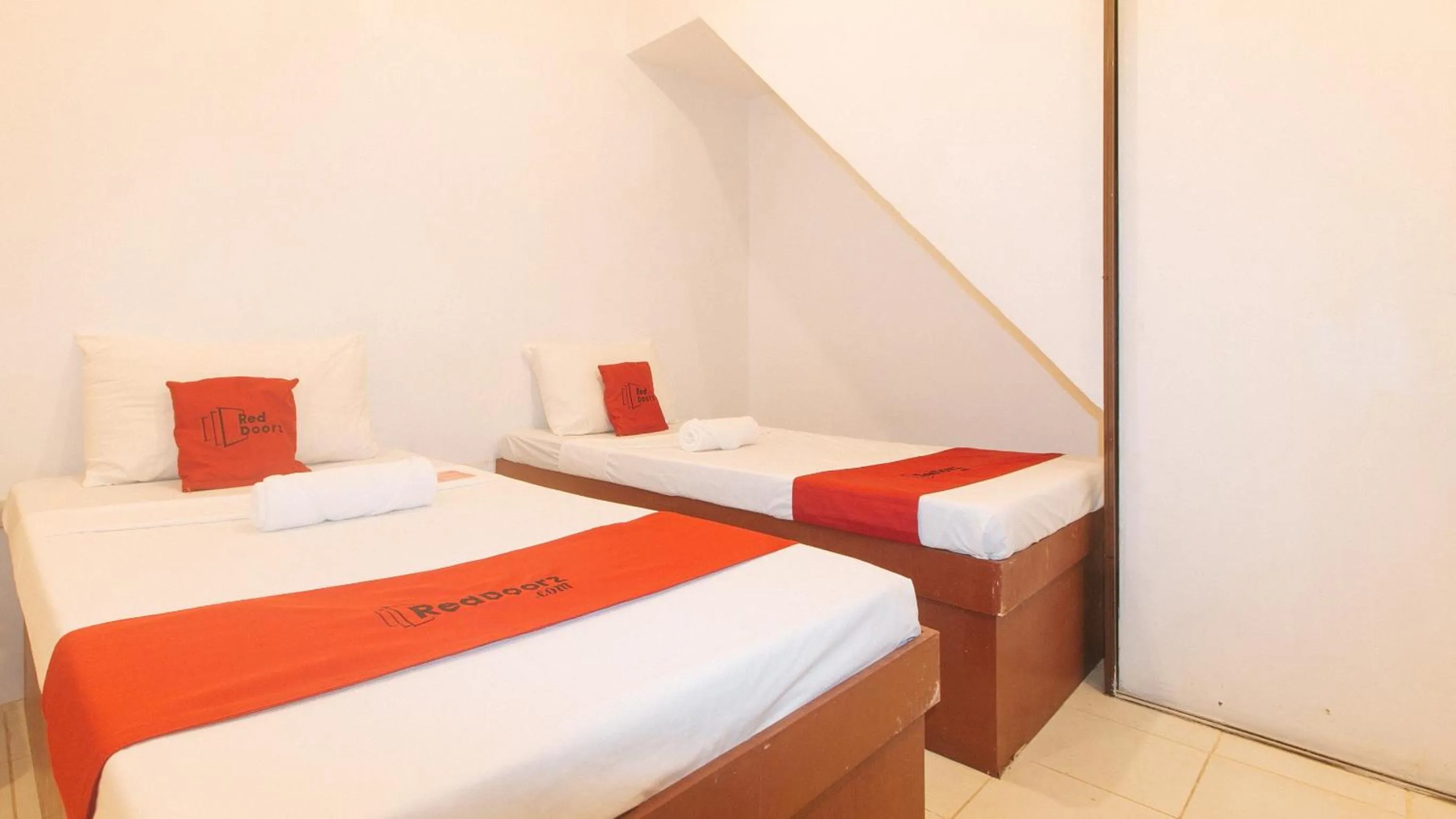 Bed in RedDoorz @ The Central Inn Boracay Island