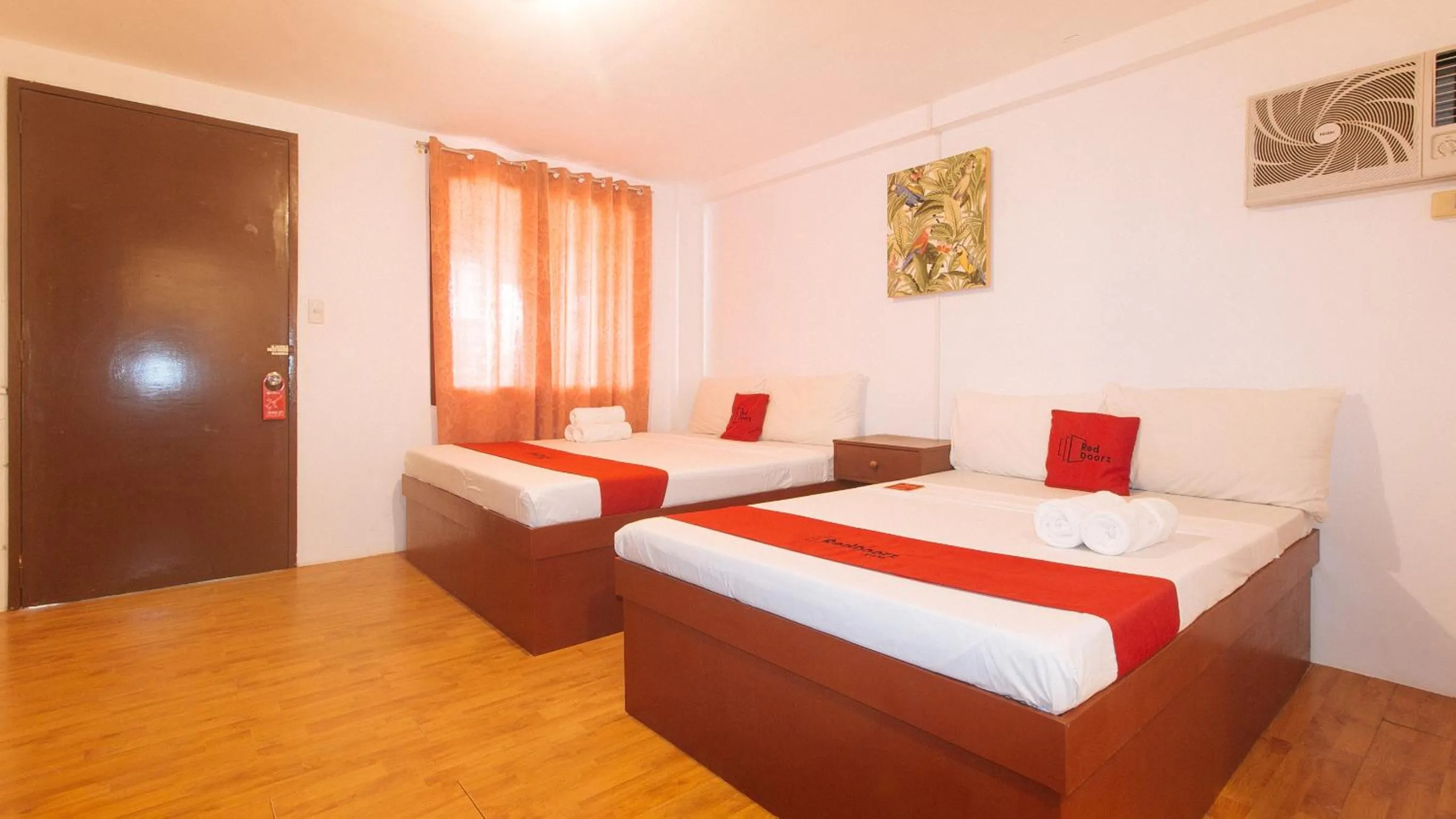 Bed in RedDoorz @ The Central Inn Boracay Island