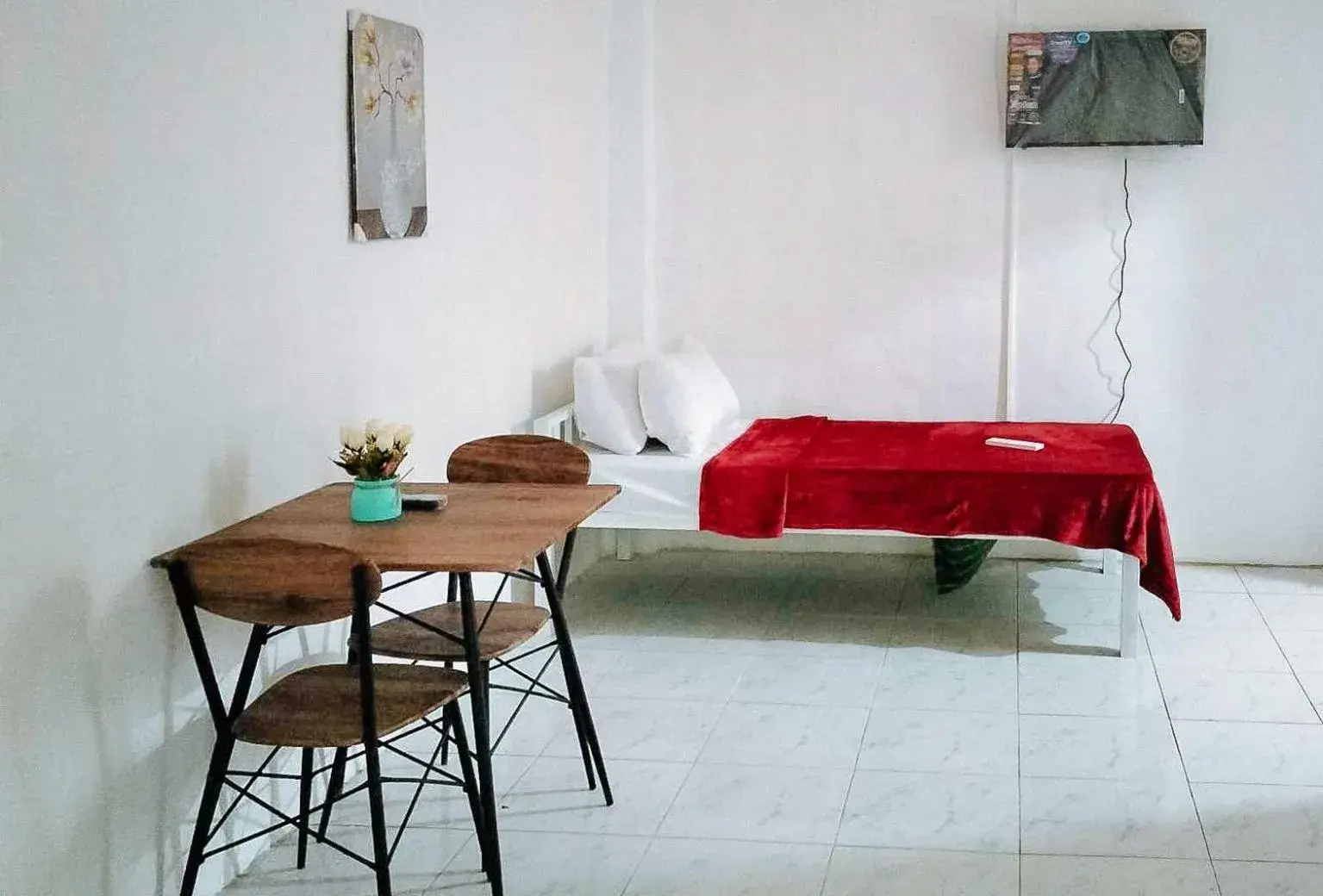 Deluxe Room - single occupancy in RedDoorz at Rio Bella Lacson St Bacolod Deluxe Room - single occupancy in RedDoorz at Rio Bella Lacson St Bacolod