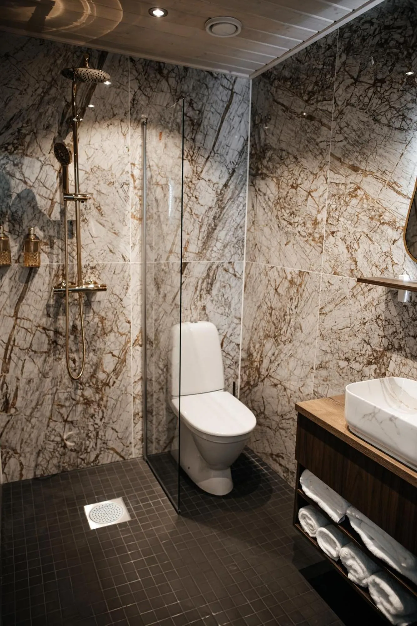 Shower in Aito Igloo & Spa Resort