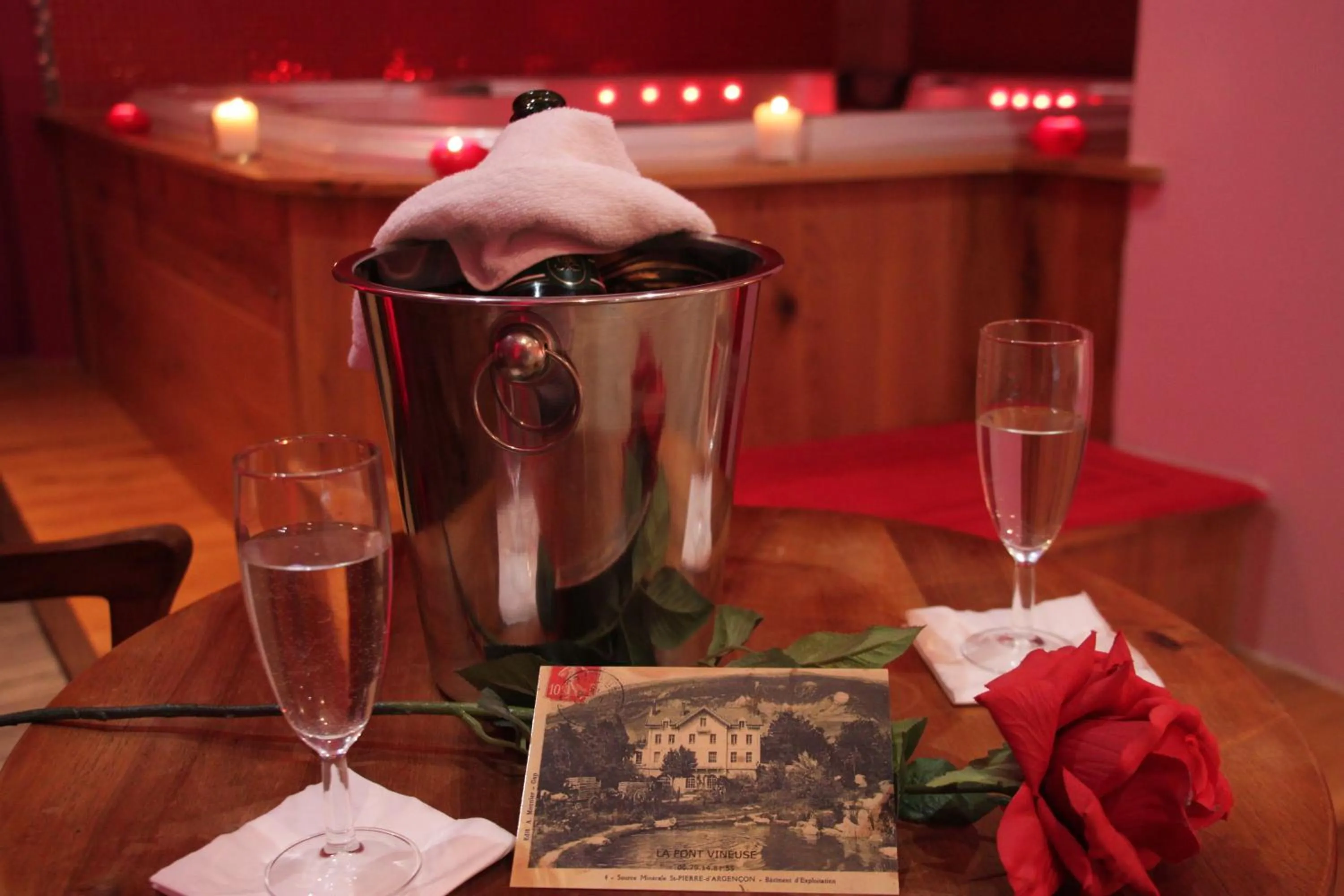 Hot Tub in Hotel La Font Vineuse & Spa