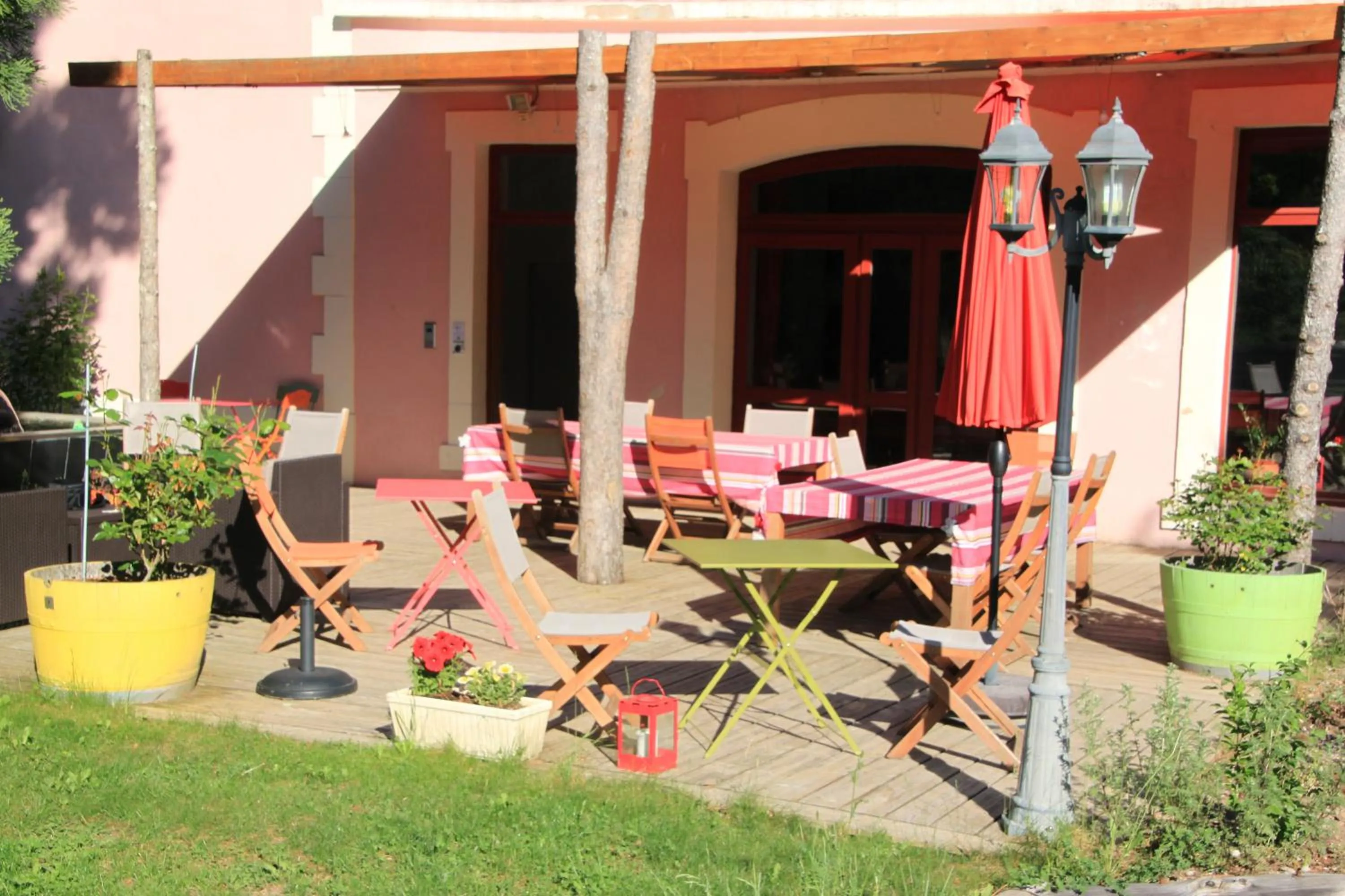 Patio in Hotel La Font Vineuse & Spa