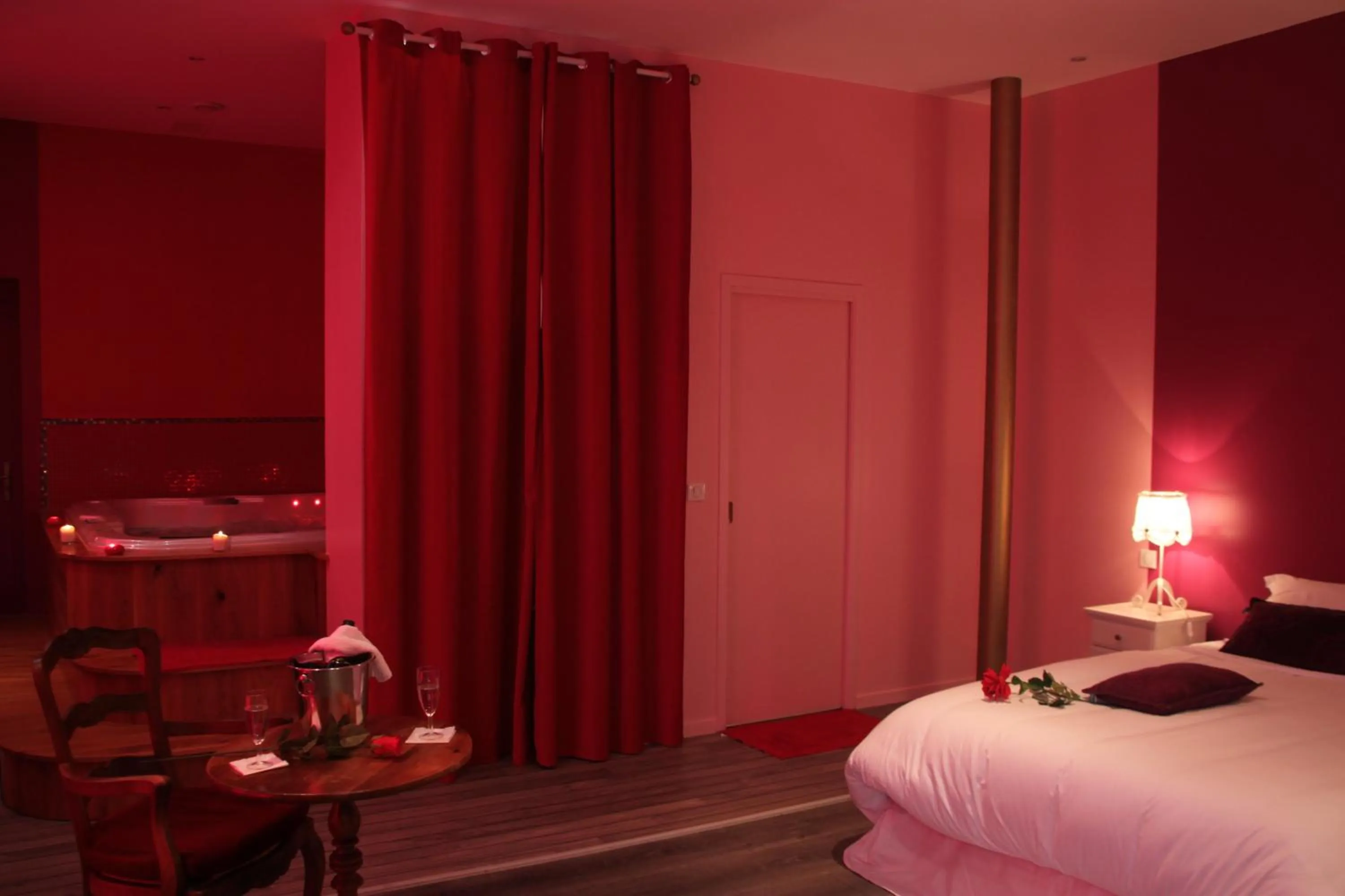 Hot Tub, Bed in Hotel La Font Vineuse & Spa