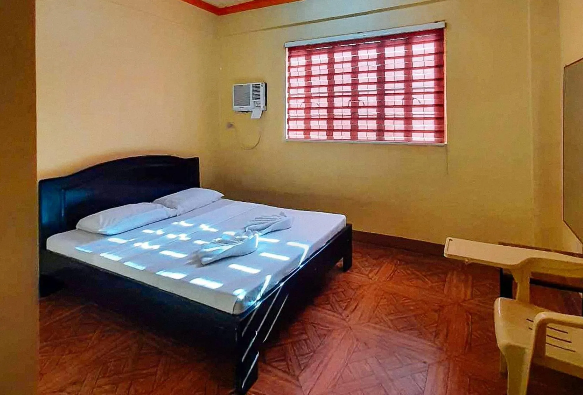 Photo of the whole room, Bed in RedDoorz @ Johsons Pension House Butuan City