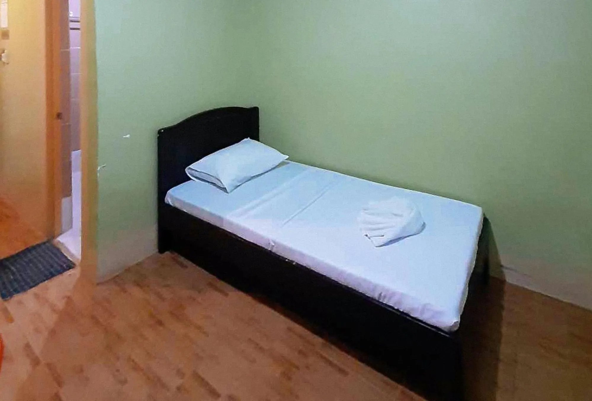 Photo of the whole room, Bed in RedDoorz @ Johsons Pension House Butuan City