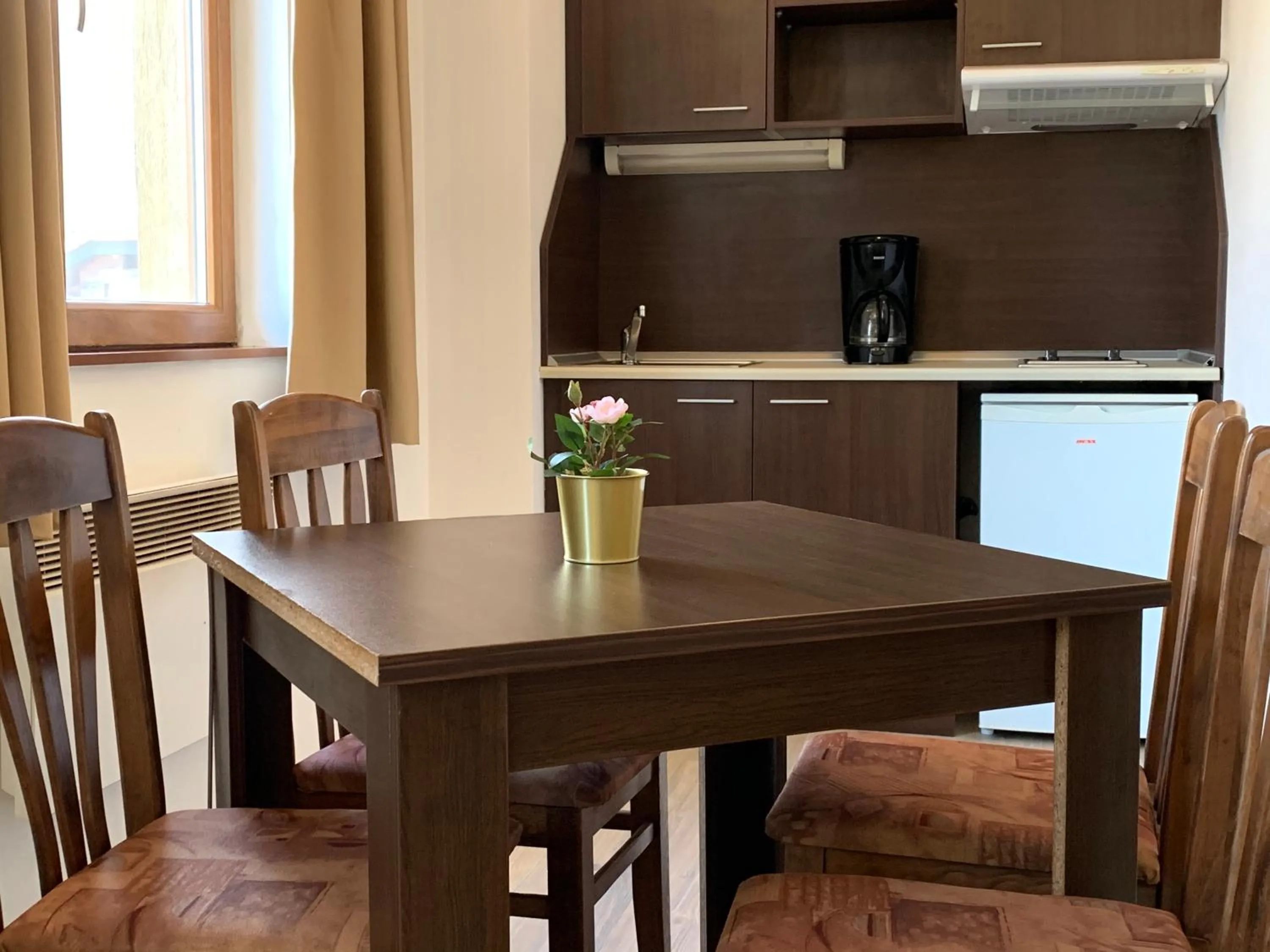 Restaurant/places to eat in Banderitsa Apartment 1