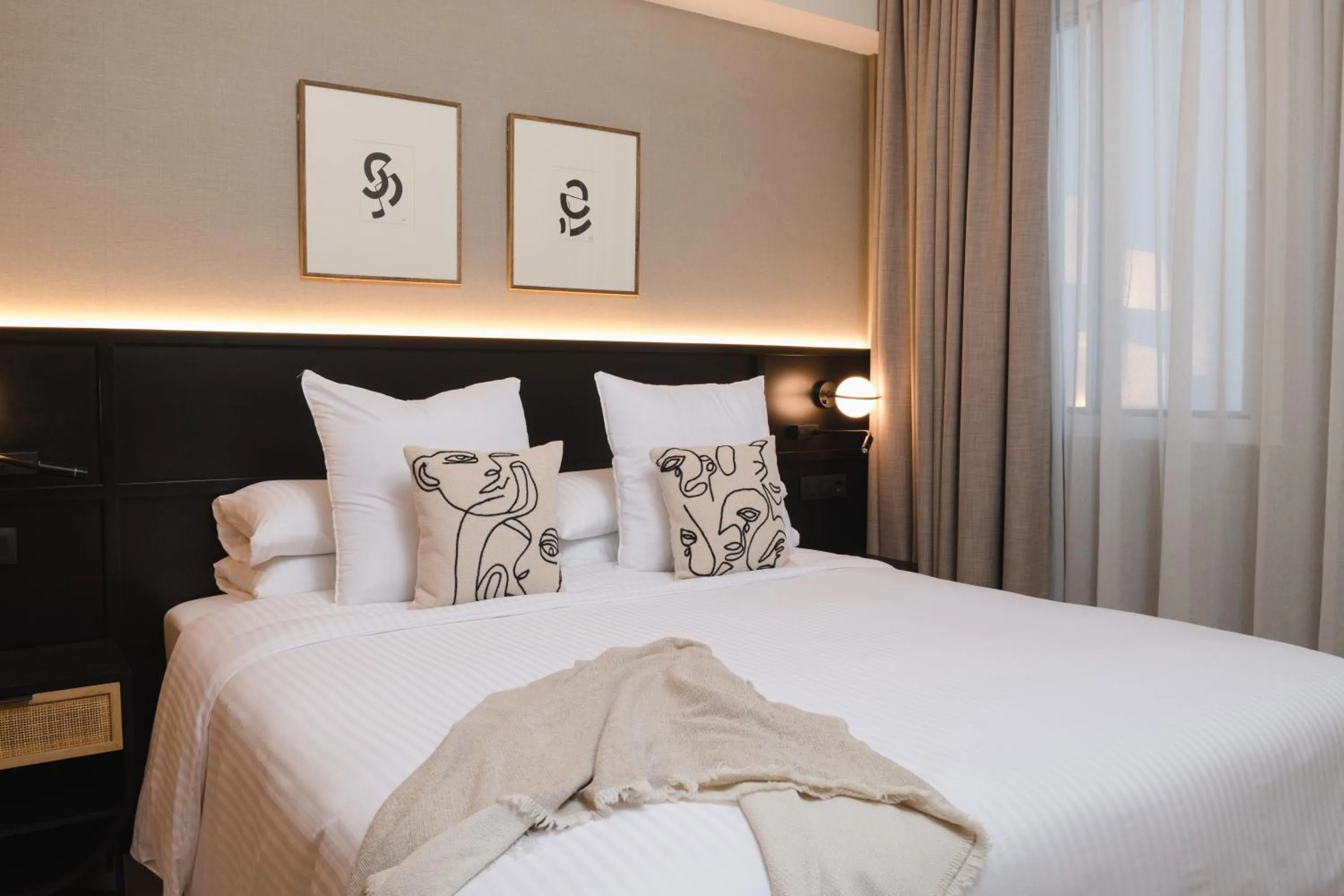 Bedroom, Bed in Blue Marina Suites - Boutique Apartments