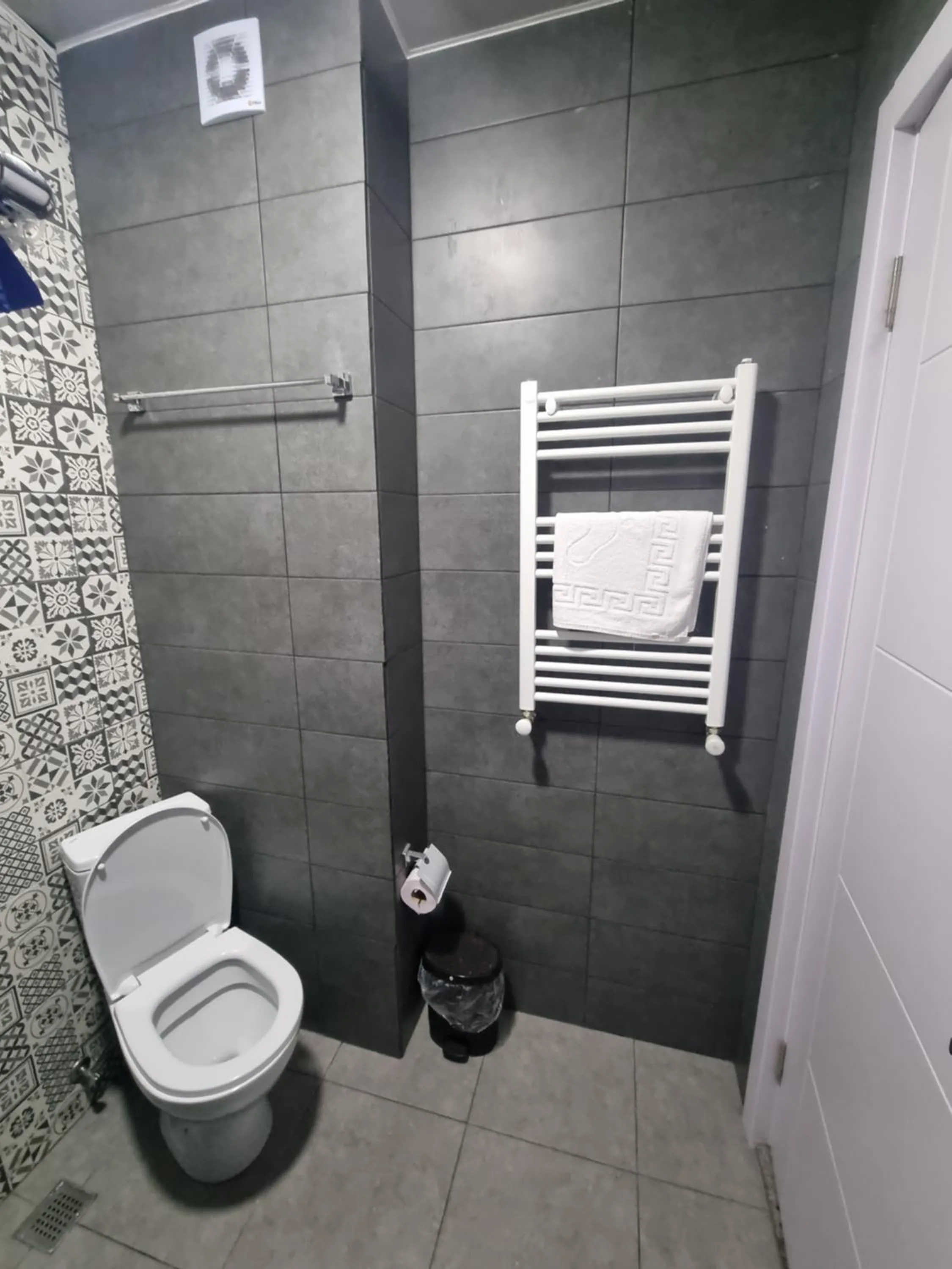 Toilet in MAHALI HOTEL