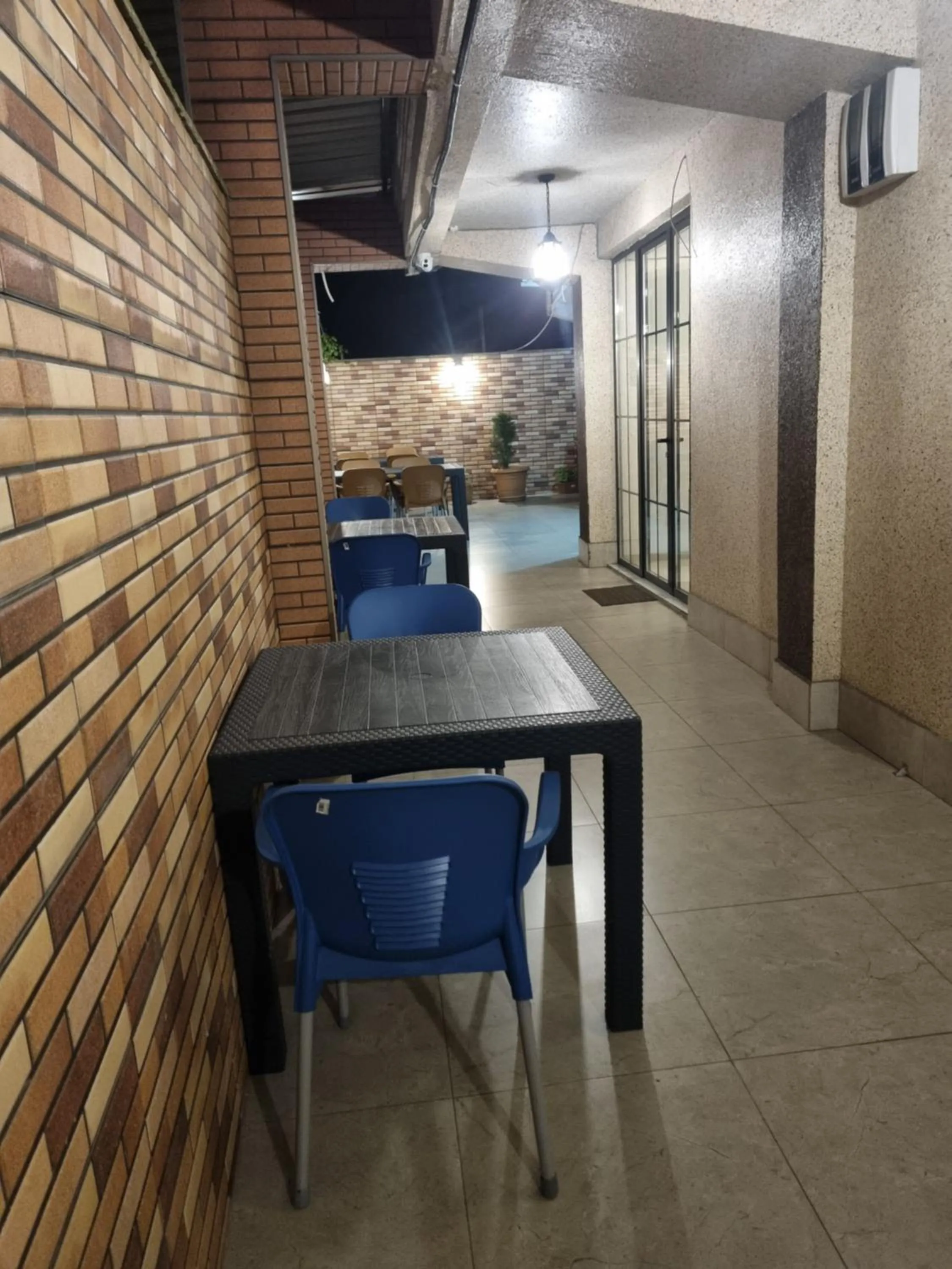 Restaurant/places to eat in MAHALI HOTEL