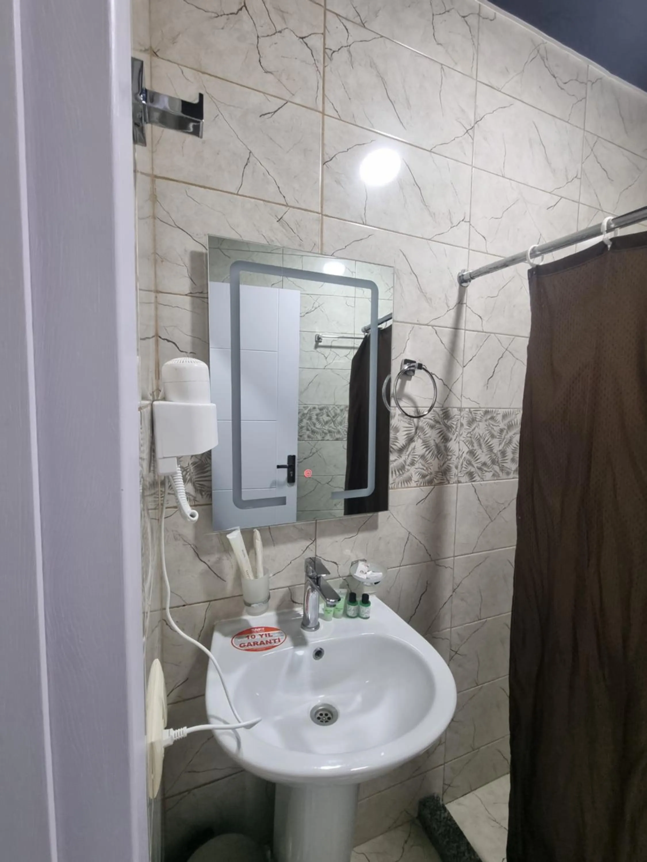 Toilet in MAHALI HOTEL