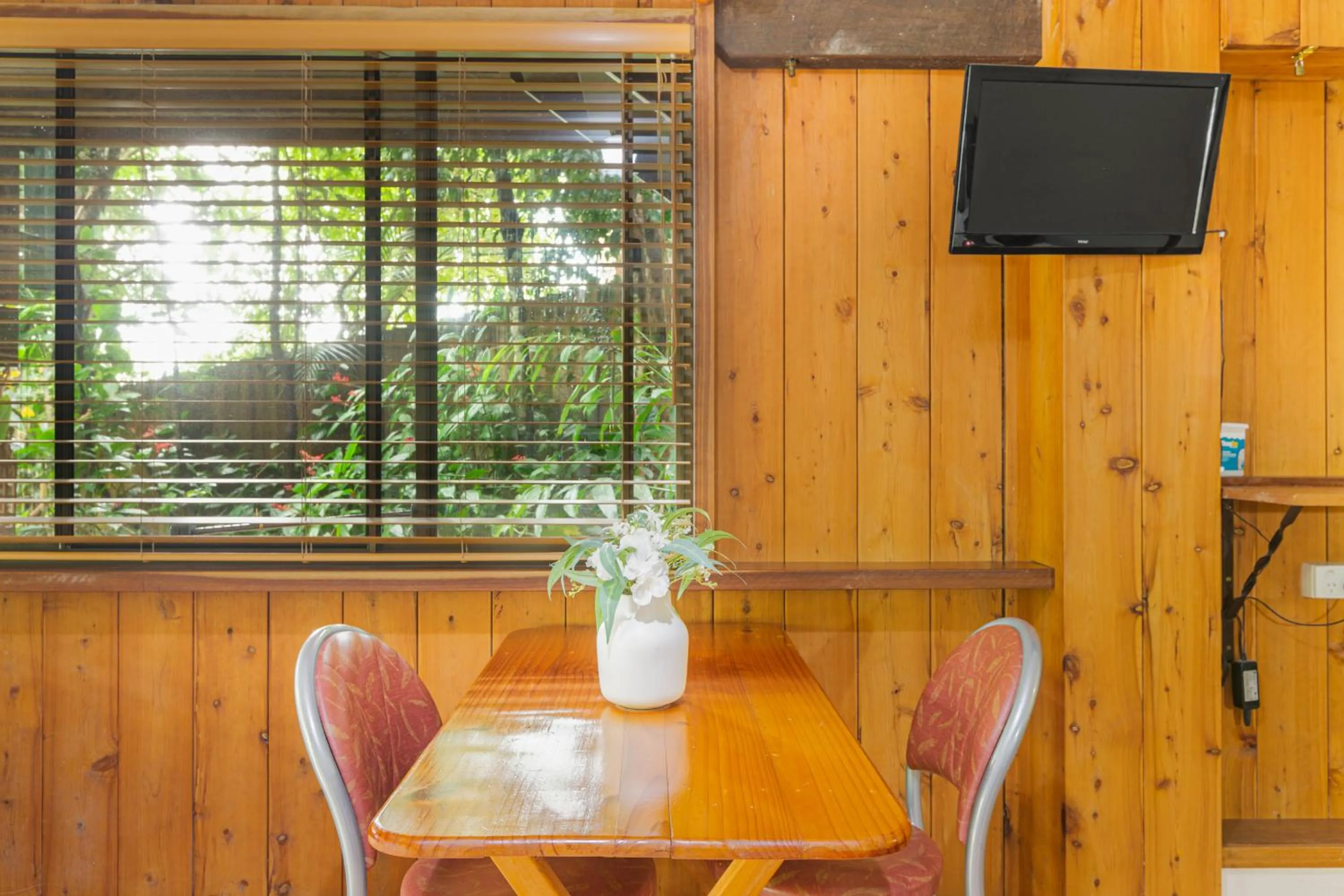 Dining area in Atherton Blue Gum