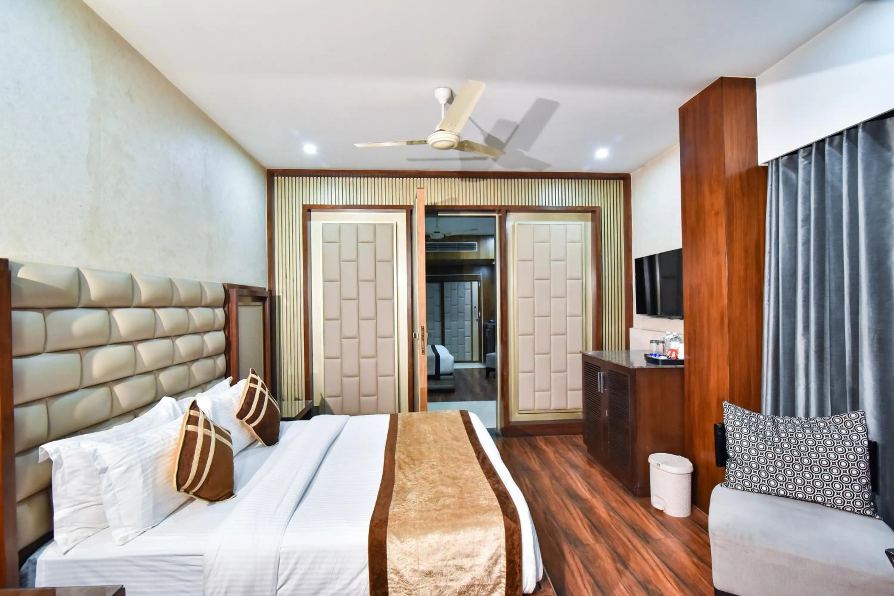 VIP, Bed in Hotel Sawera Grand Near Golden Temple