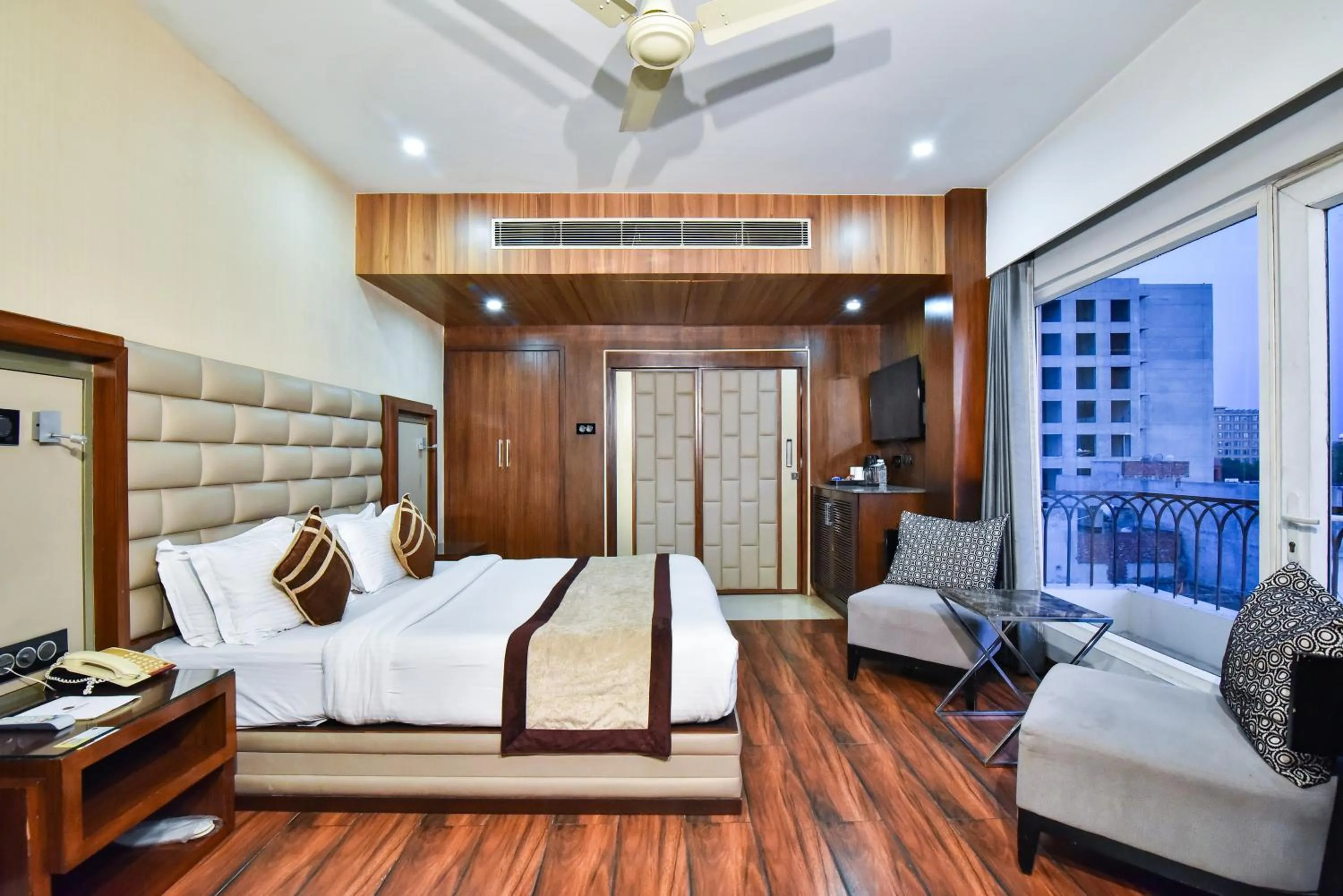 Bedroom, Bed in Hotel Sawera Grand Near Golden Temple