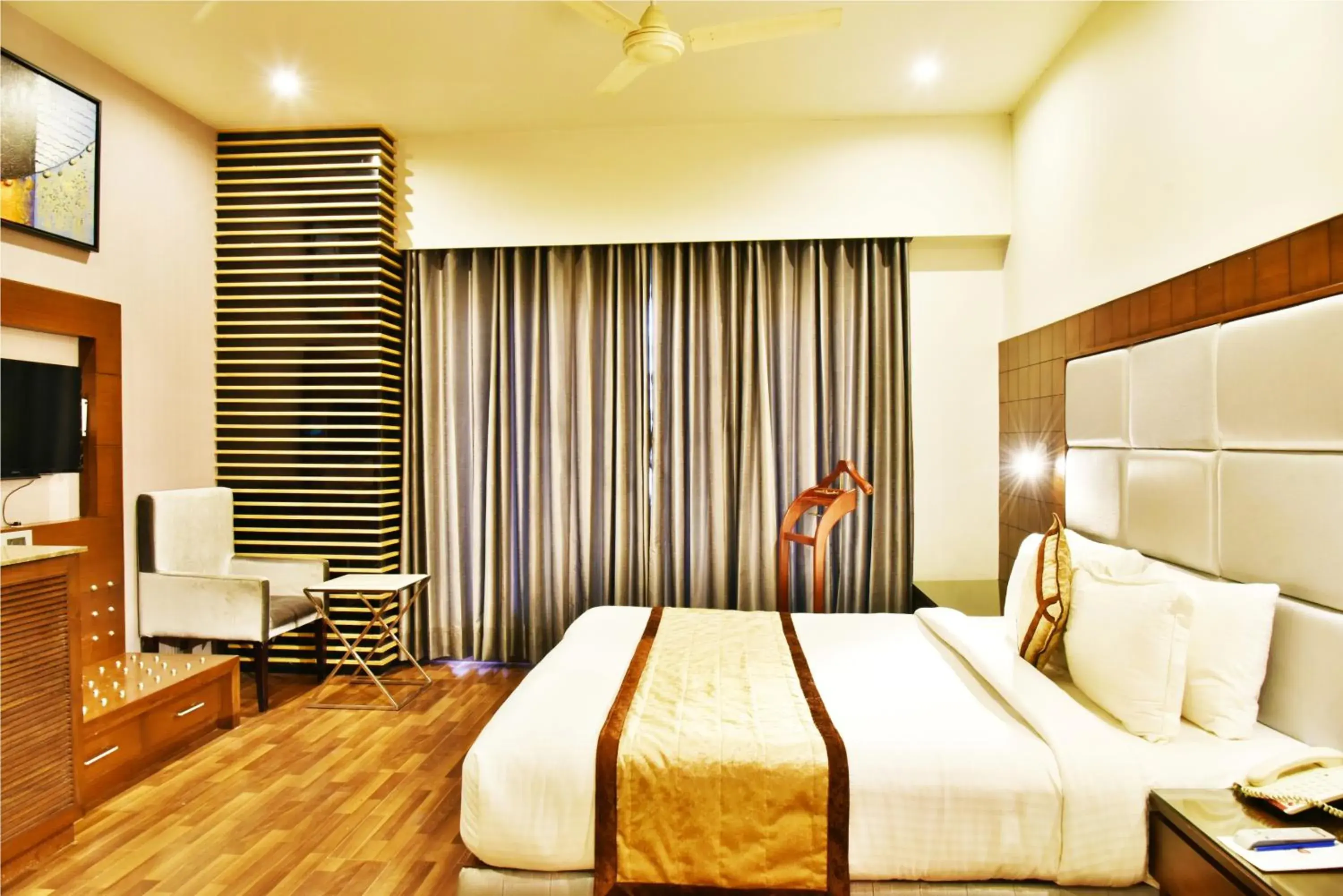 Club Double Room in Hotel Sawera Grand Near Golden Temple Club Double Room in Hotel Sawera Grand Near Golden Temple