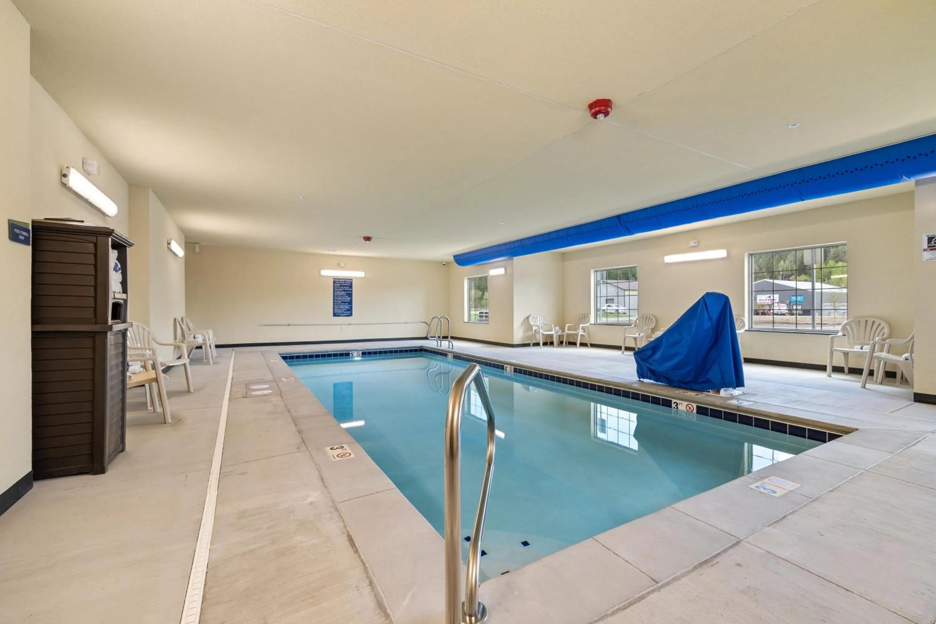 Swimming pool in Cobblestone Hotel & Suites - Alpine