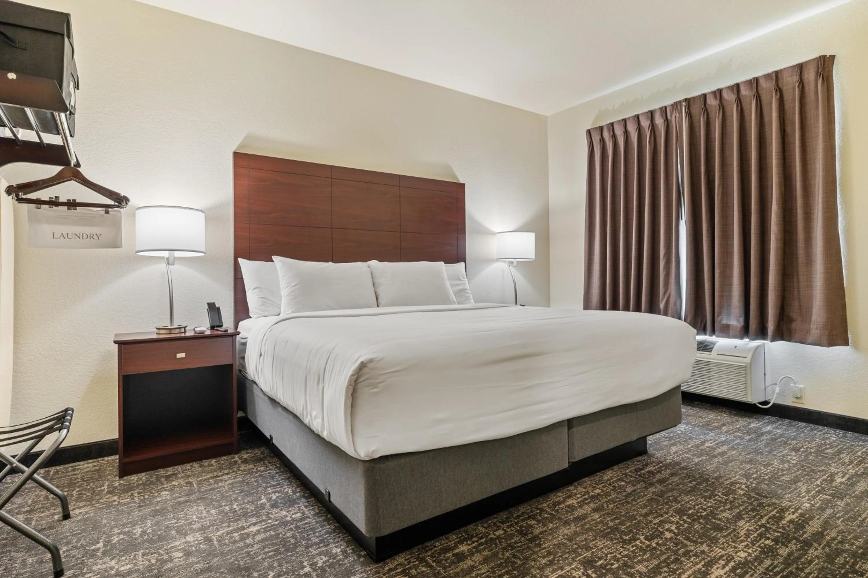 Bed in Cobblestone Hotel & Suites - Alpine