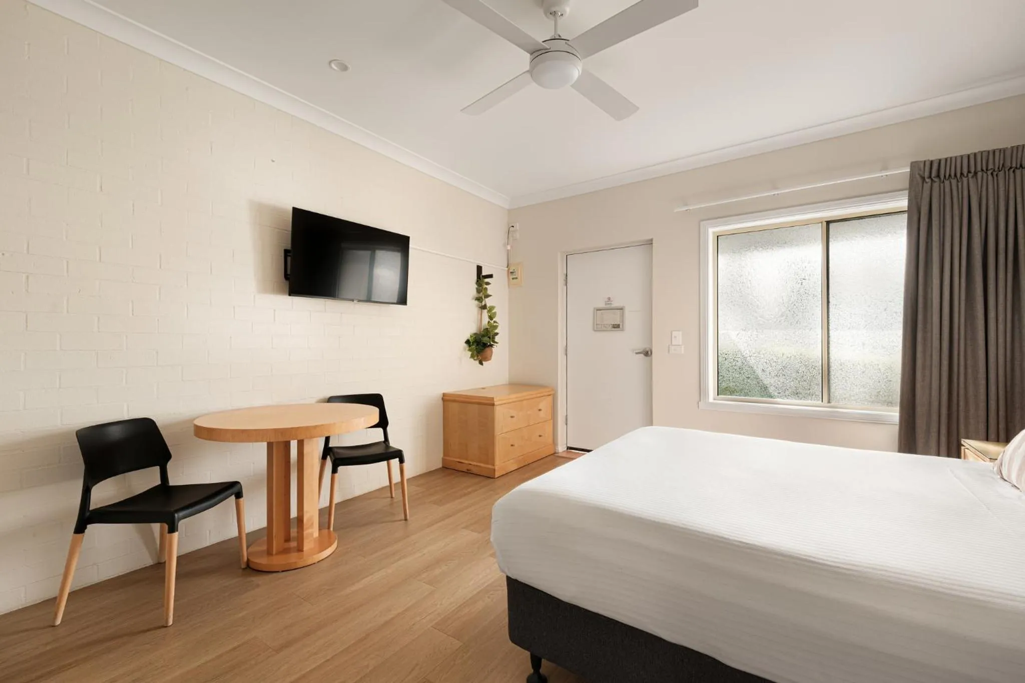 Dining area, Bed in Catalina Motel Lake Macquarie