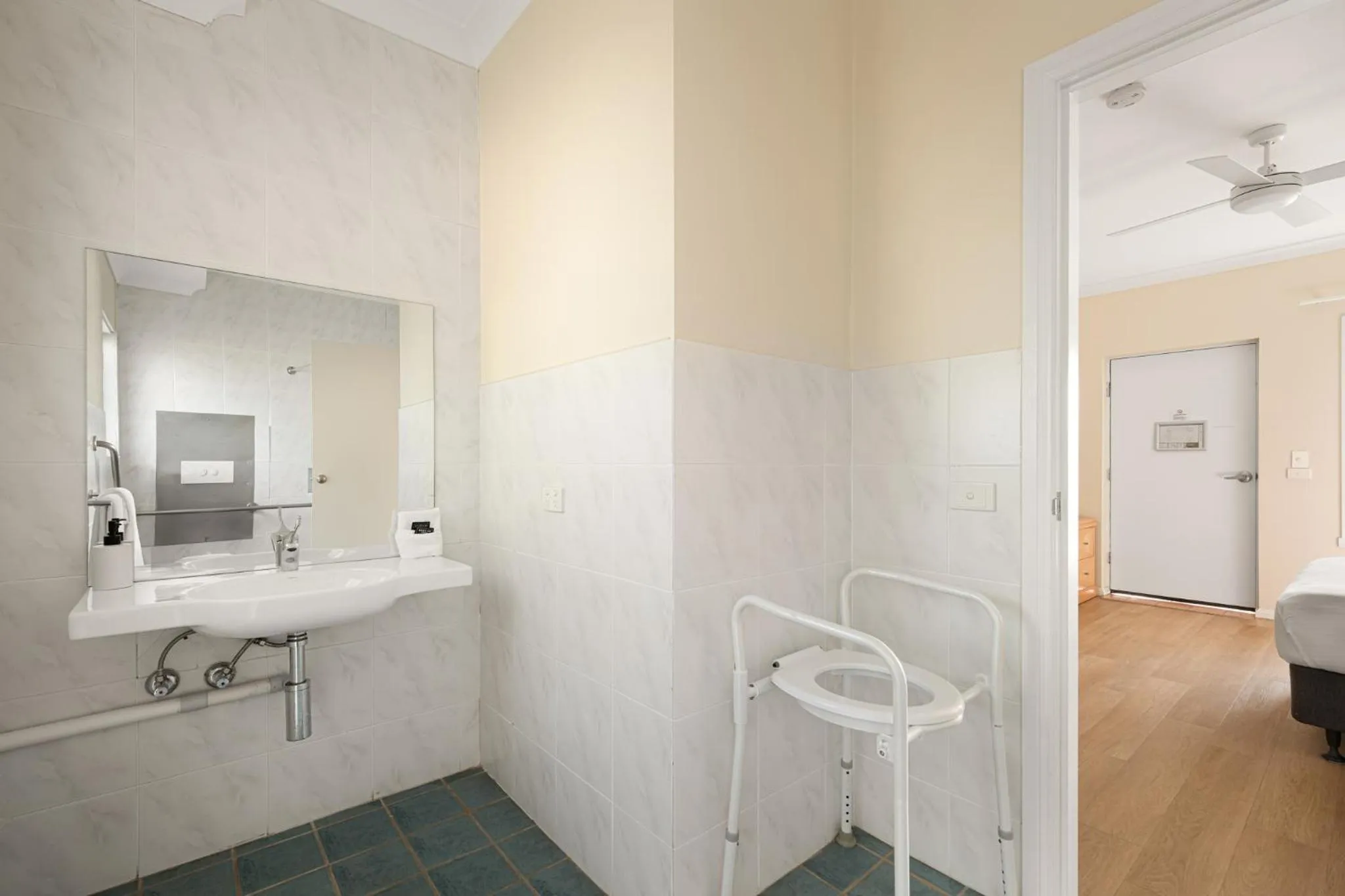 Bathroom in Catalina Motel Lake Macquarie