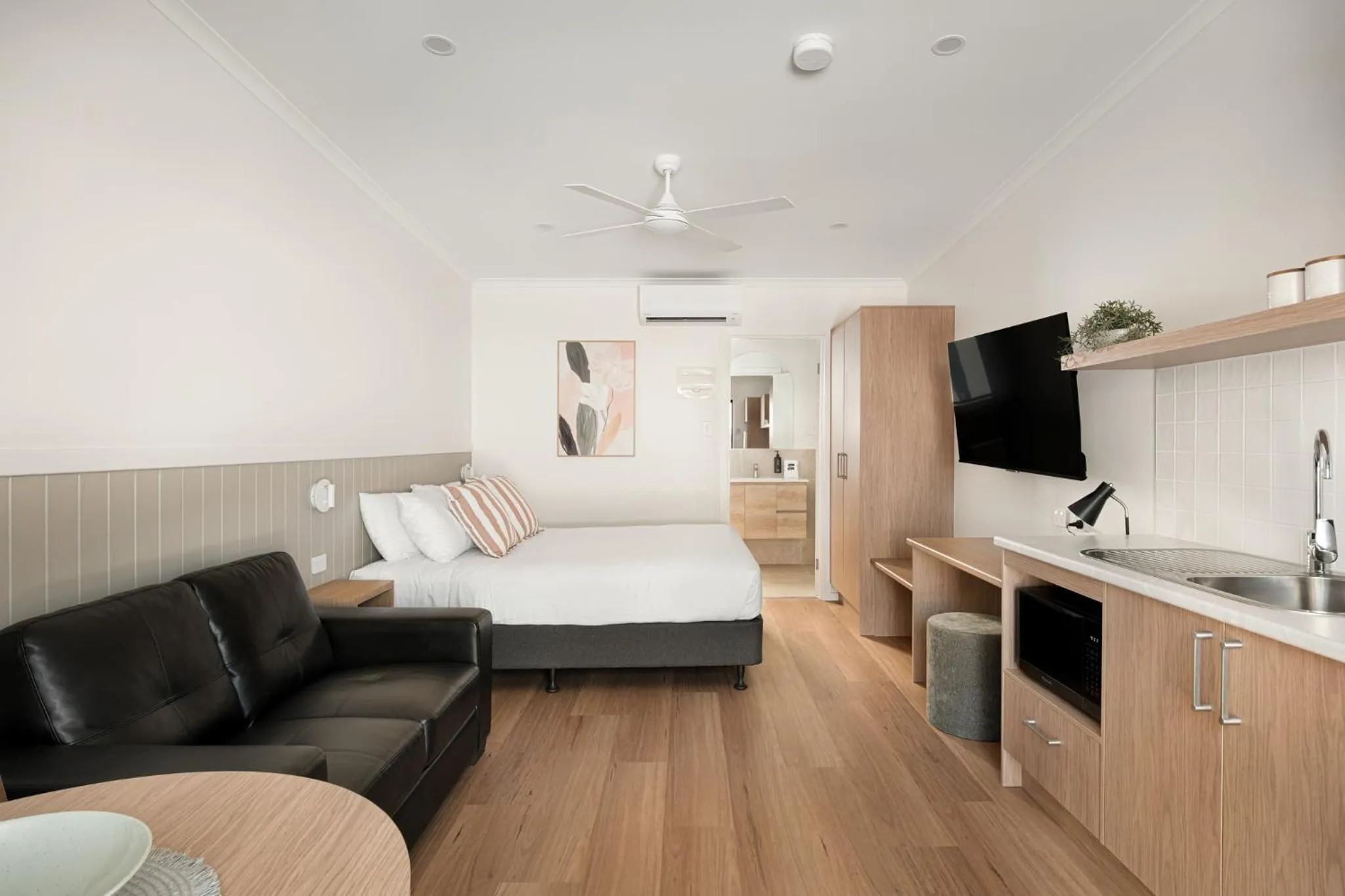 Kitchen or kitchenette, Bed in Catalina Motel Lake Macquarie