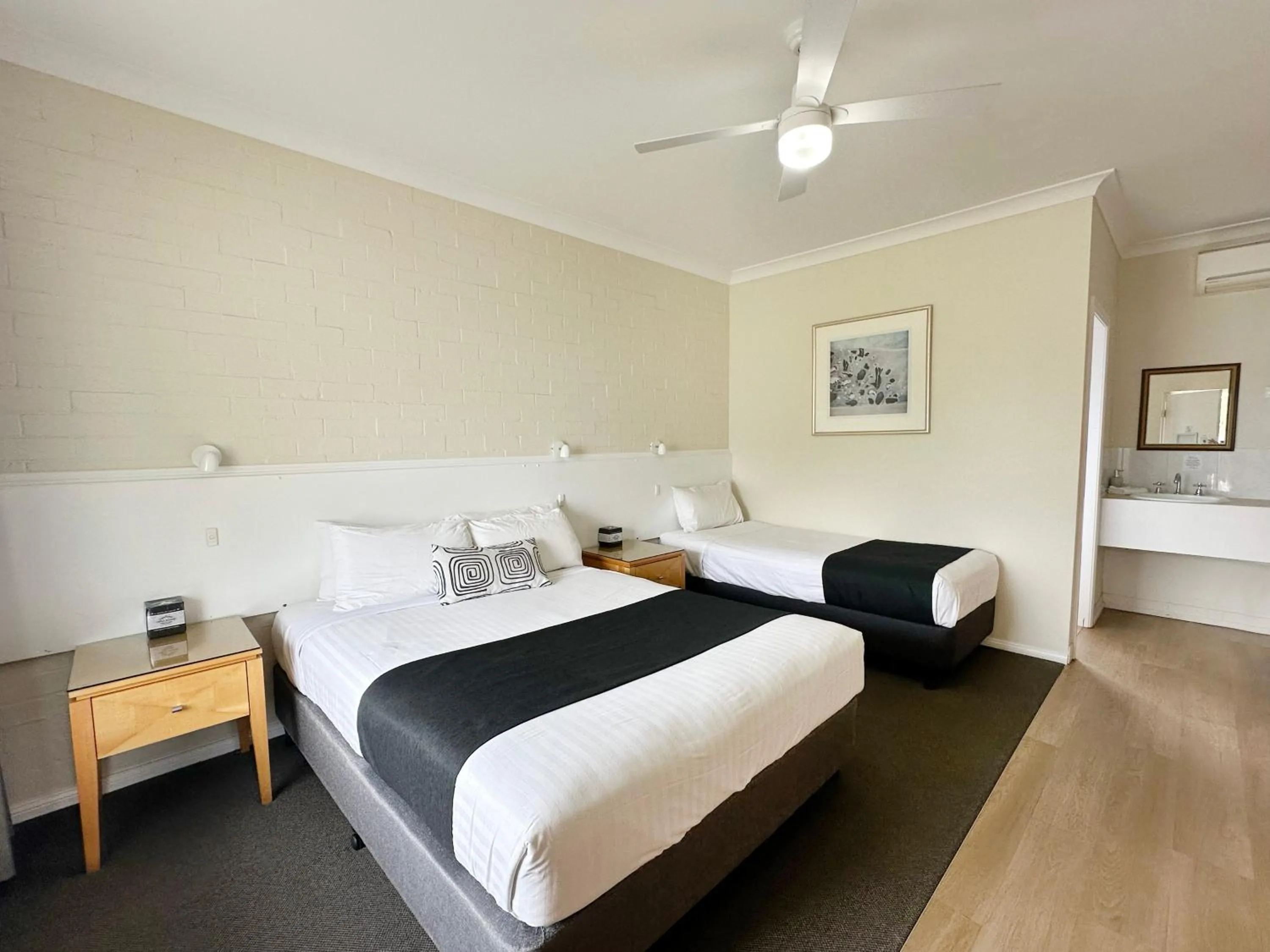 Bedroom, Bed in Catalina Motel Lake Macquarie