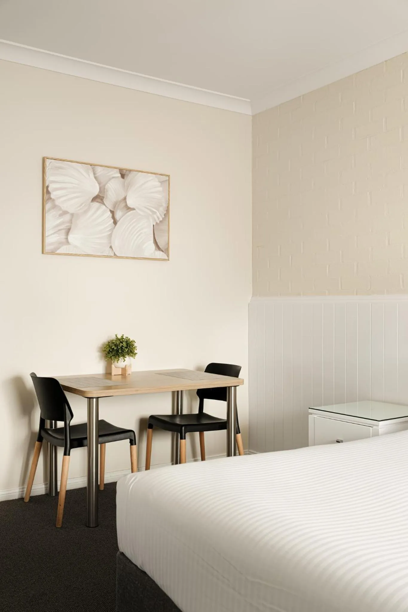 Dining area, Bed in Catalina Motel Lake Macquarie