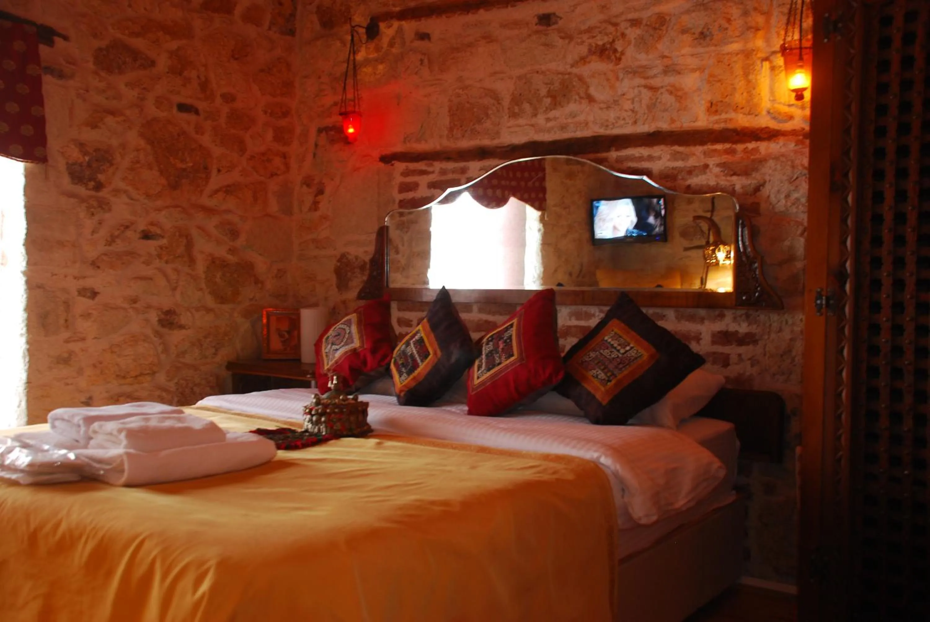 Bedroom, Bed in Foca Antik Otel