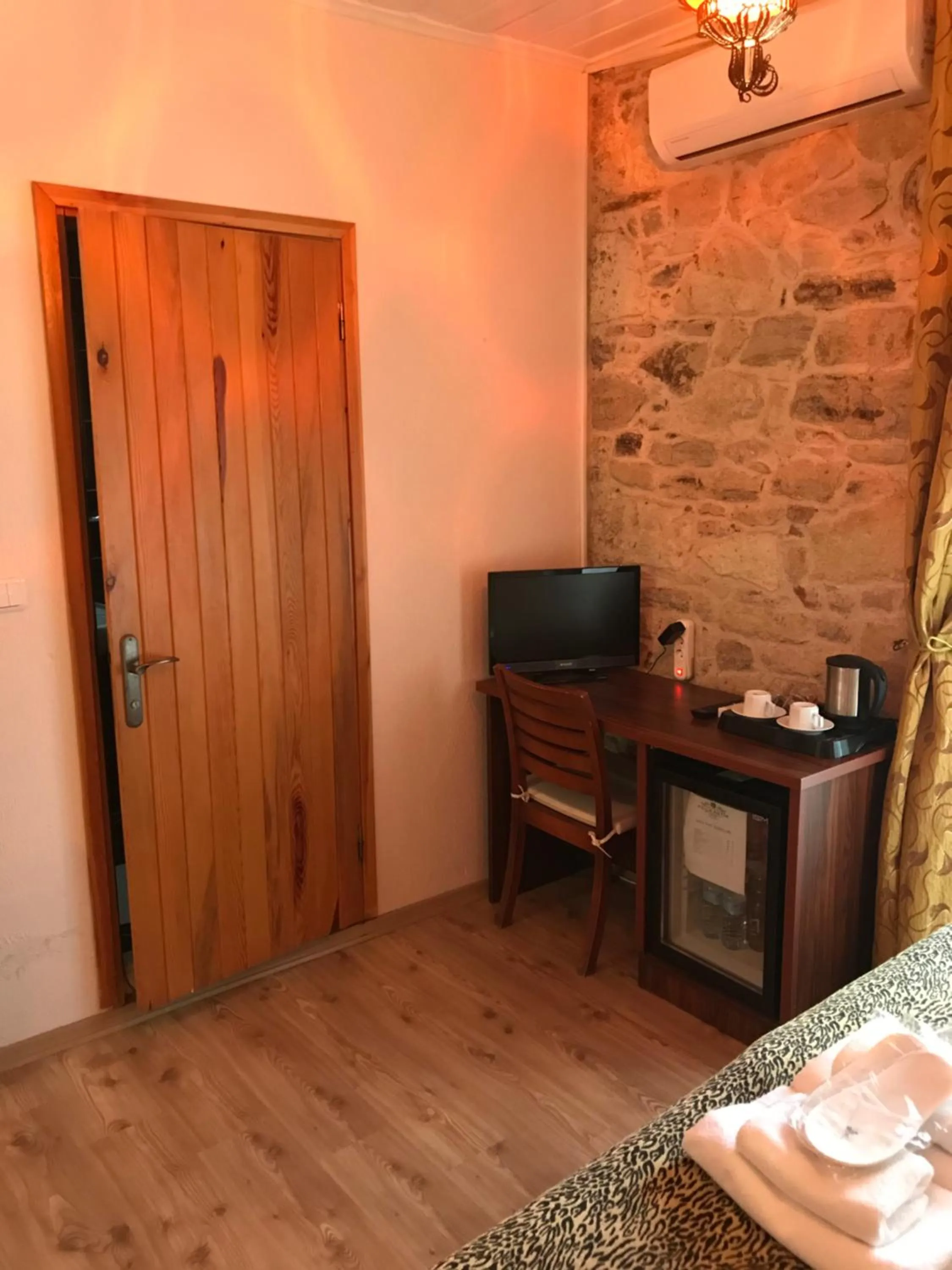 Photo of the whole room in Foca Antik Otel