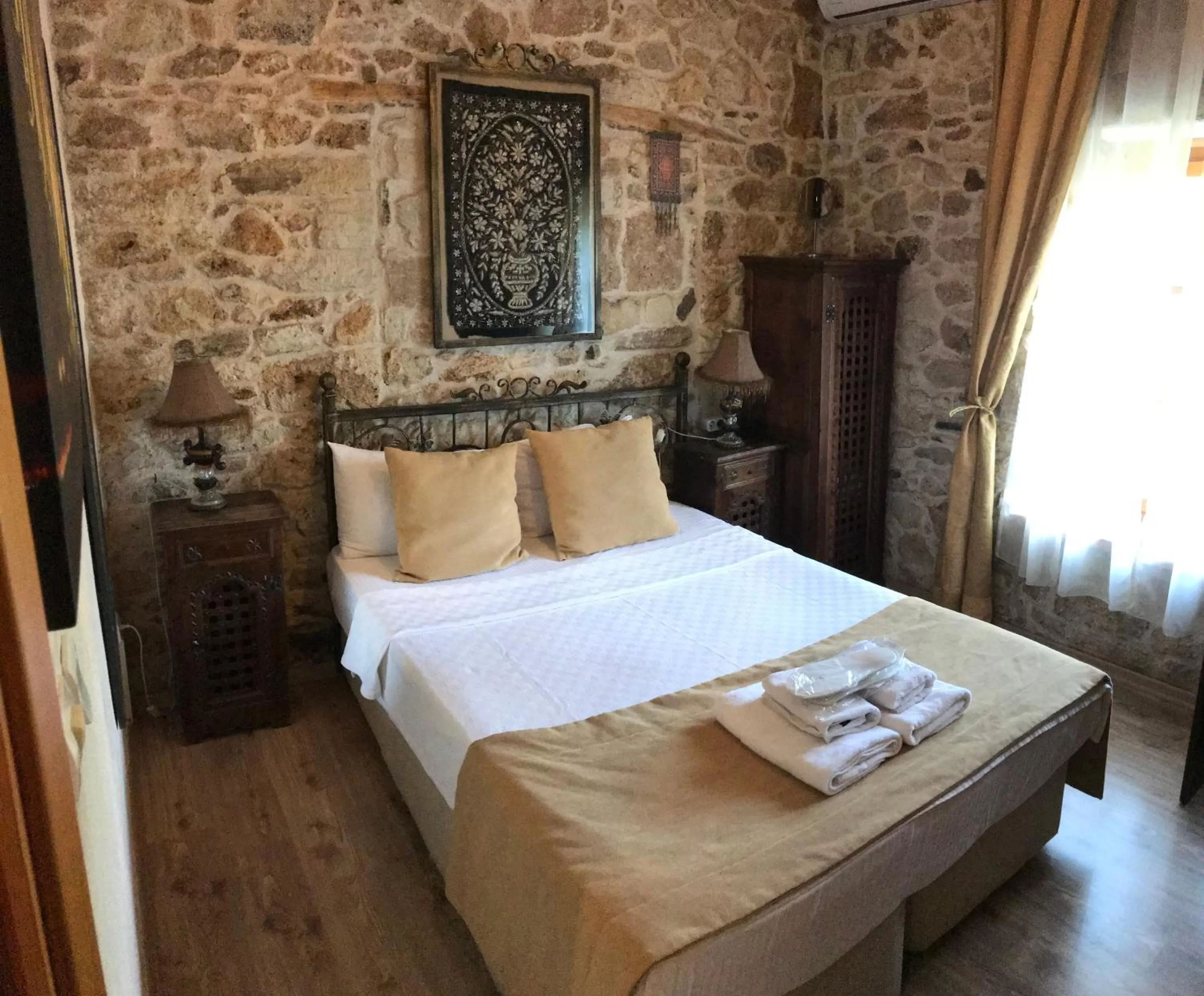 Photo of the whole room, Bed in Foca Antik Otel