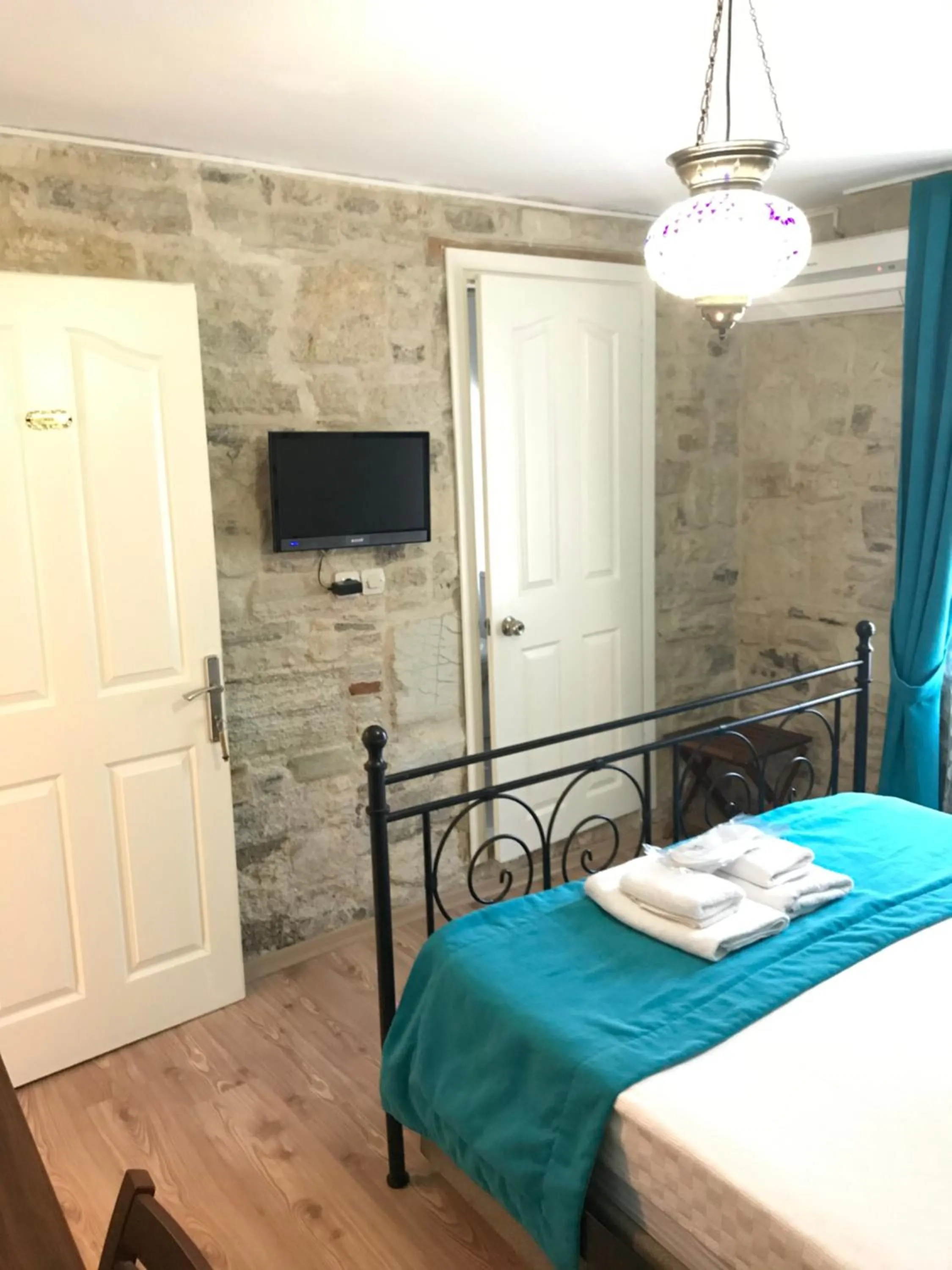 Photo of the whole room, Bed in Foca Antik Otel