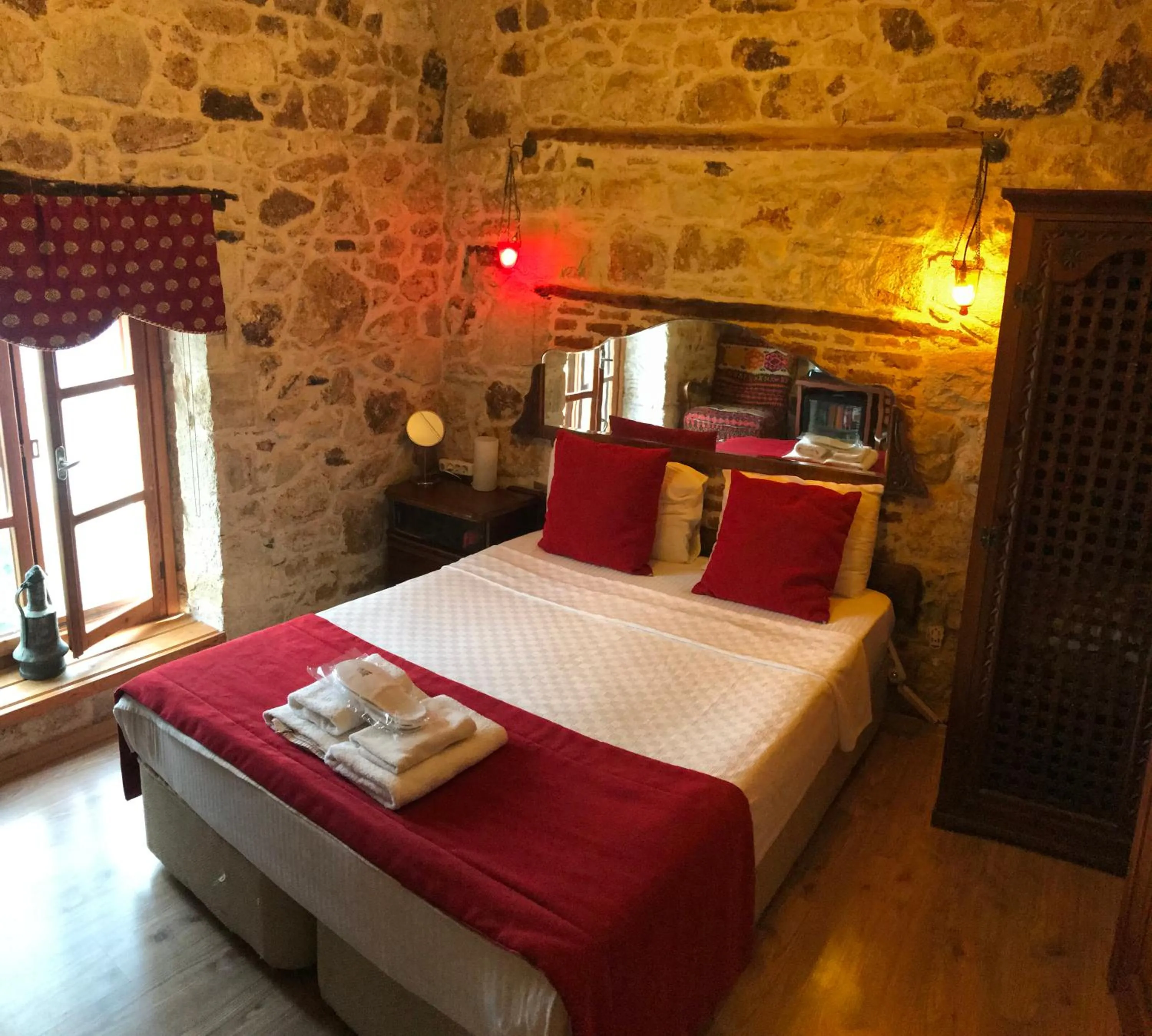 Photo of the whole room, Bed in Foca Antik Otel