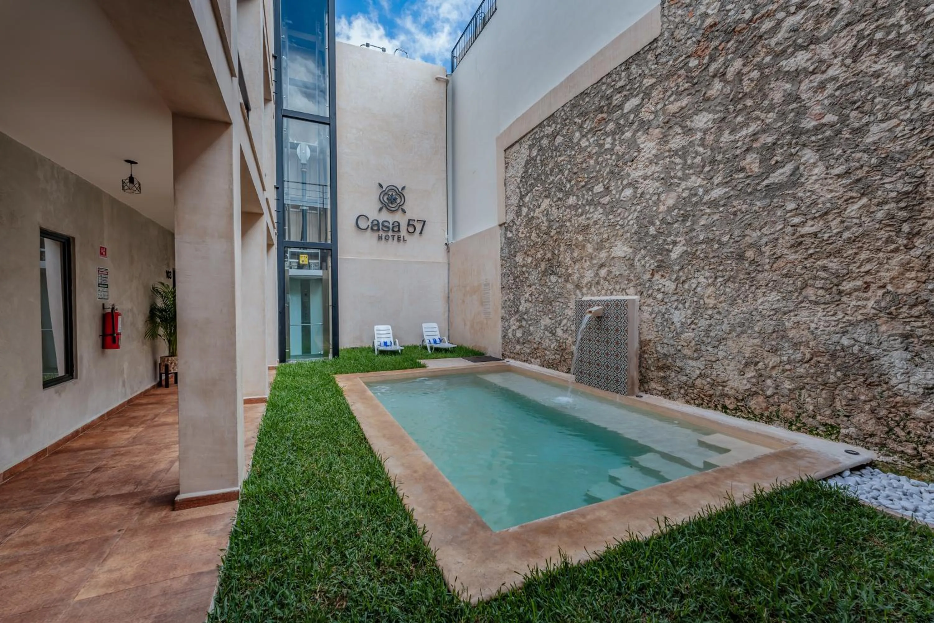 Swimming pool in Hotel Casa 57