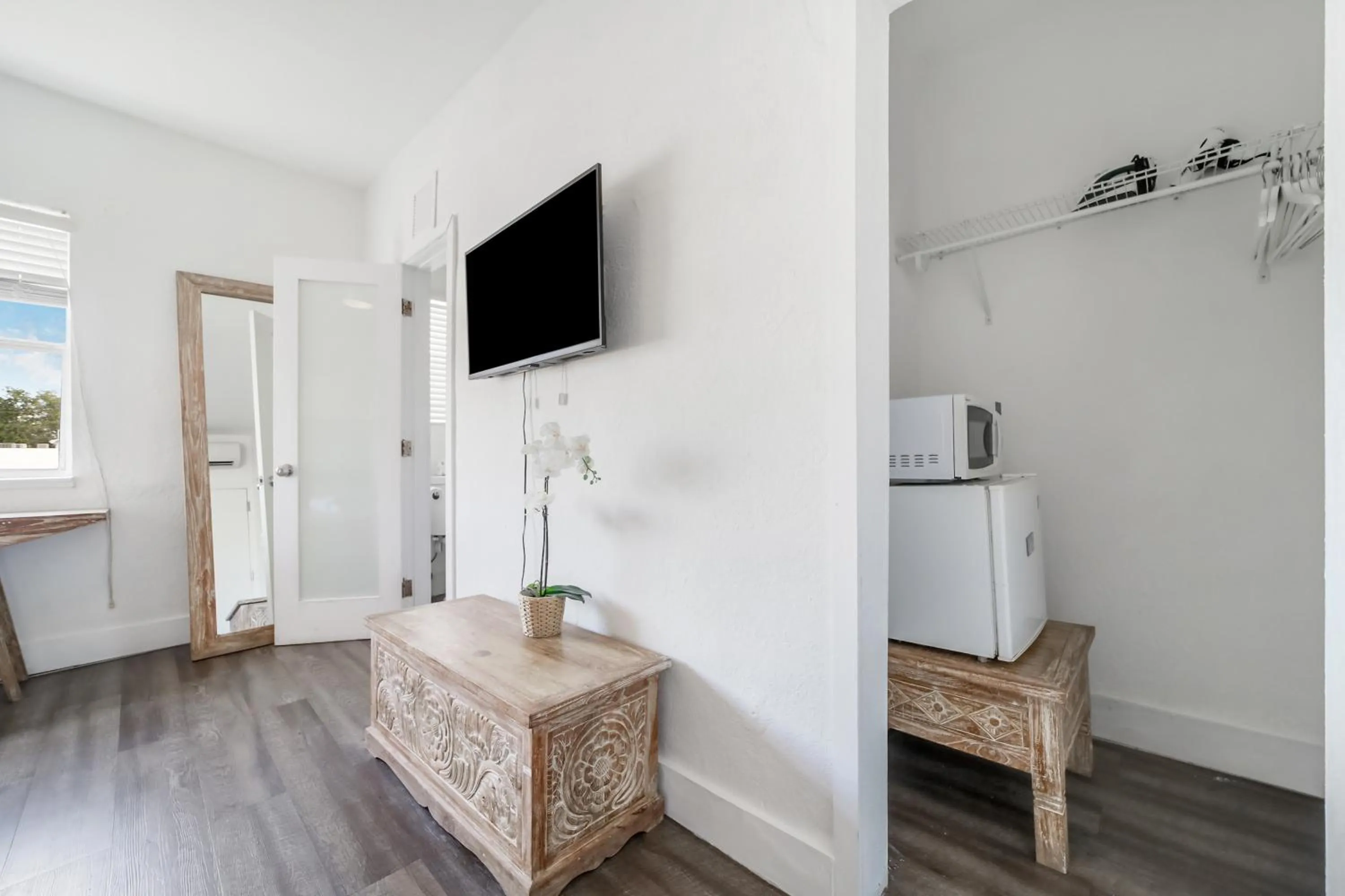 Communal lounge/ TV room in Treehouse Hotel