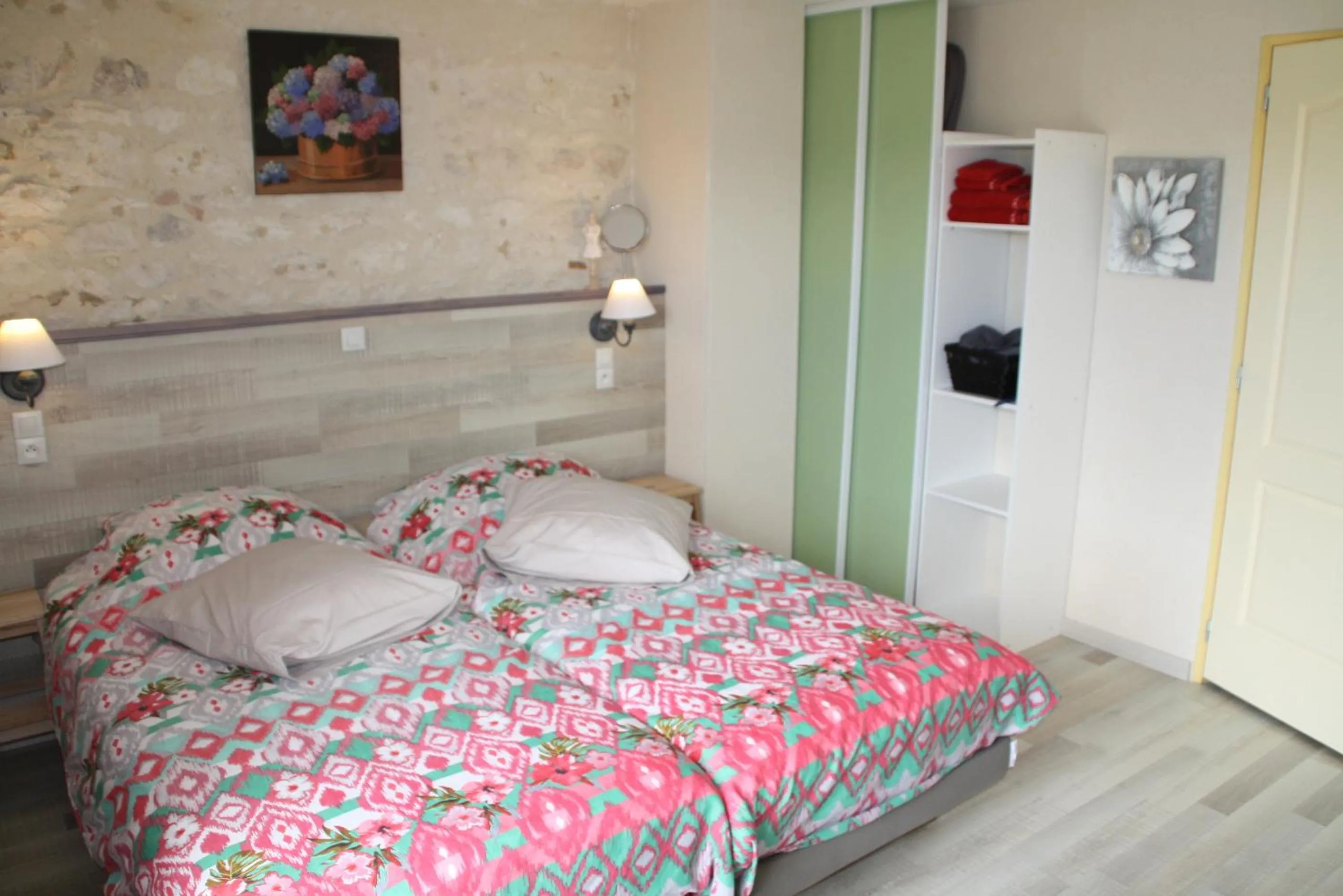 Photo of the whole room, Bed in La Perle du Lot