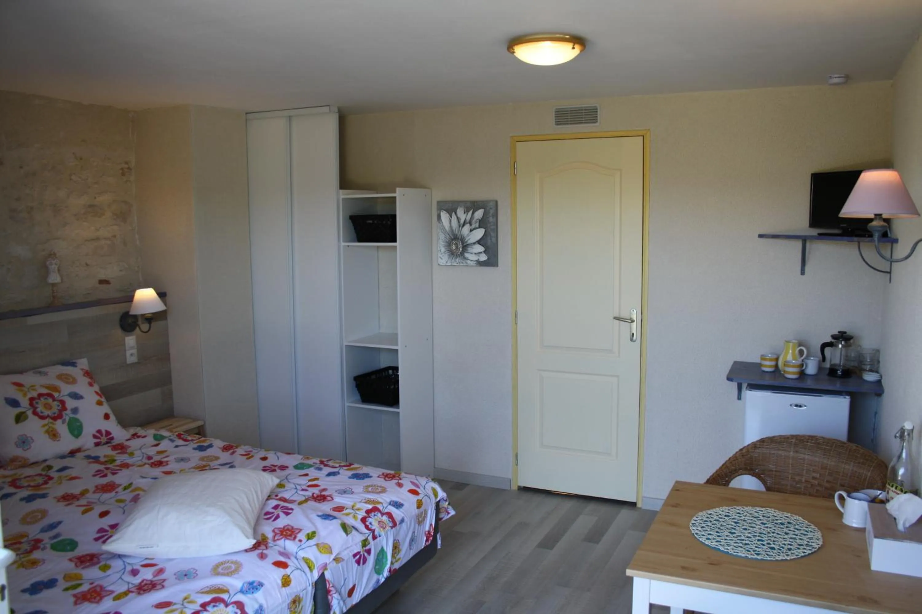 Photo of the whole room, Bed in La Perle du Lot