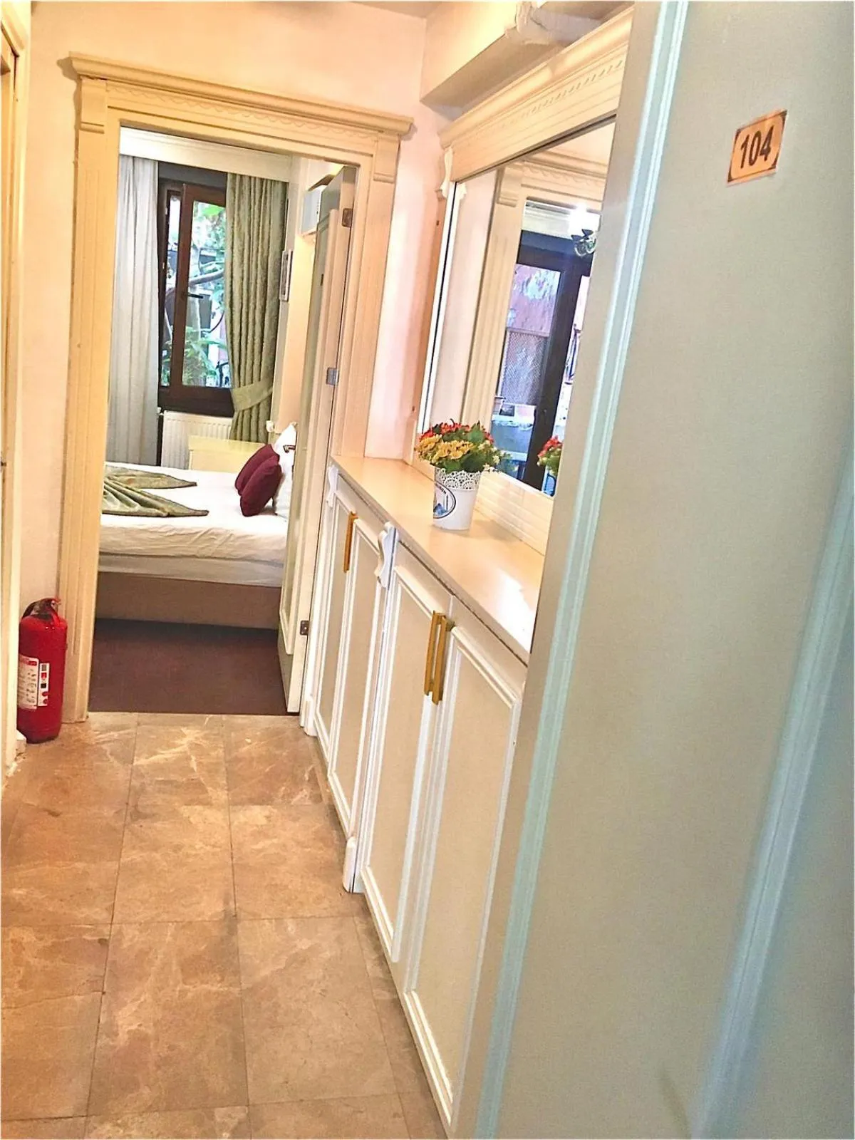 Massage, Bed in La Petite Maison Hotel