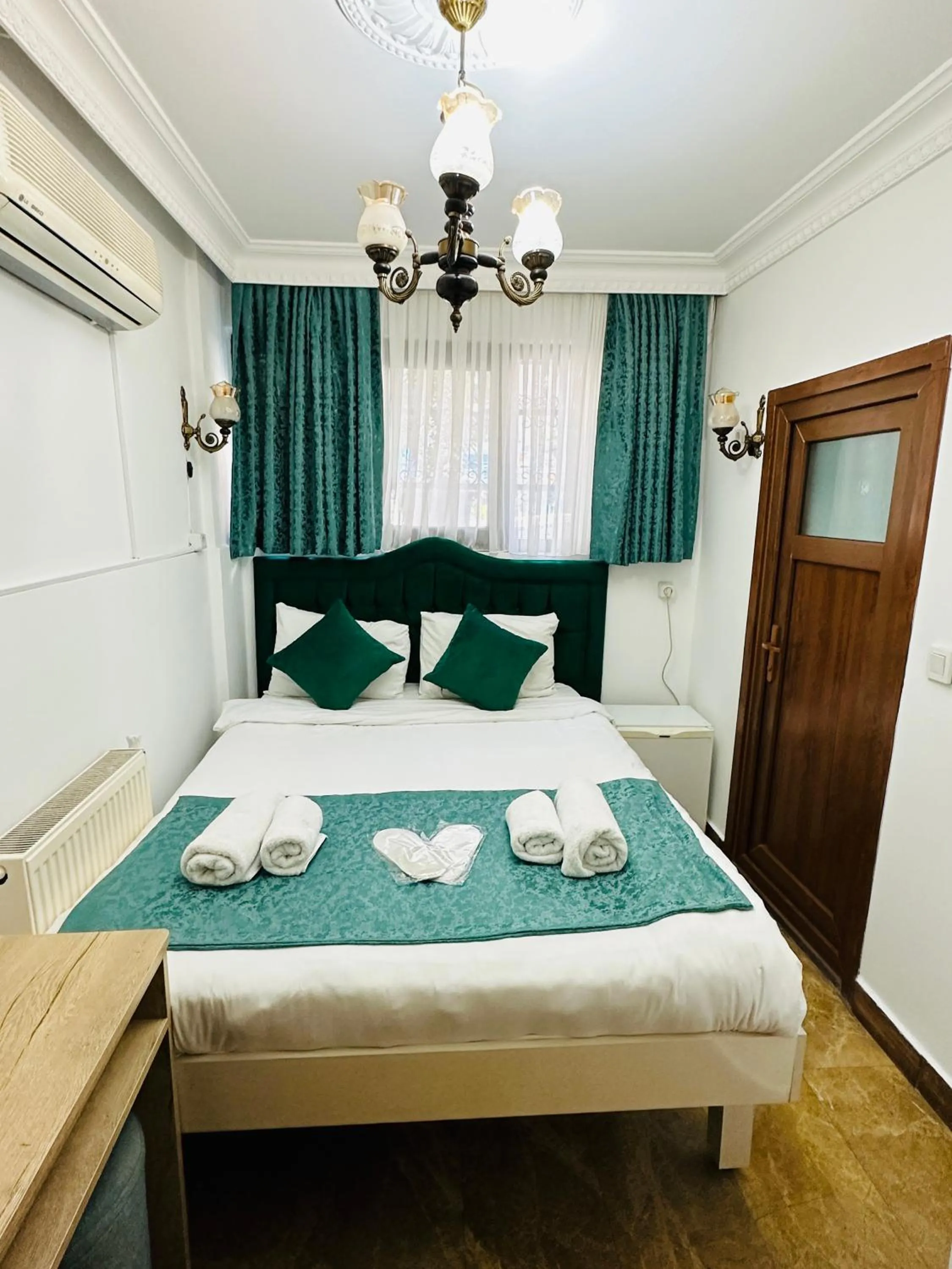 Massage, Bed in La Petite Maison Hotel