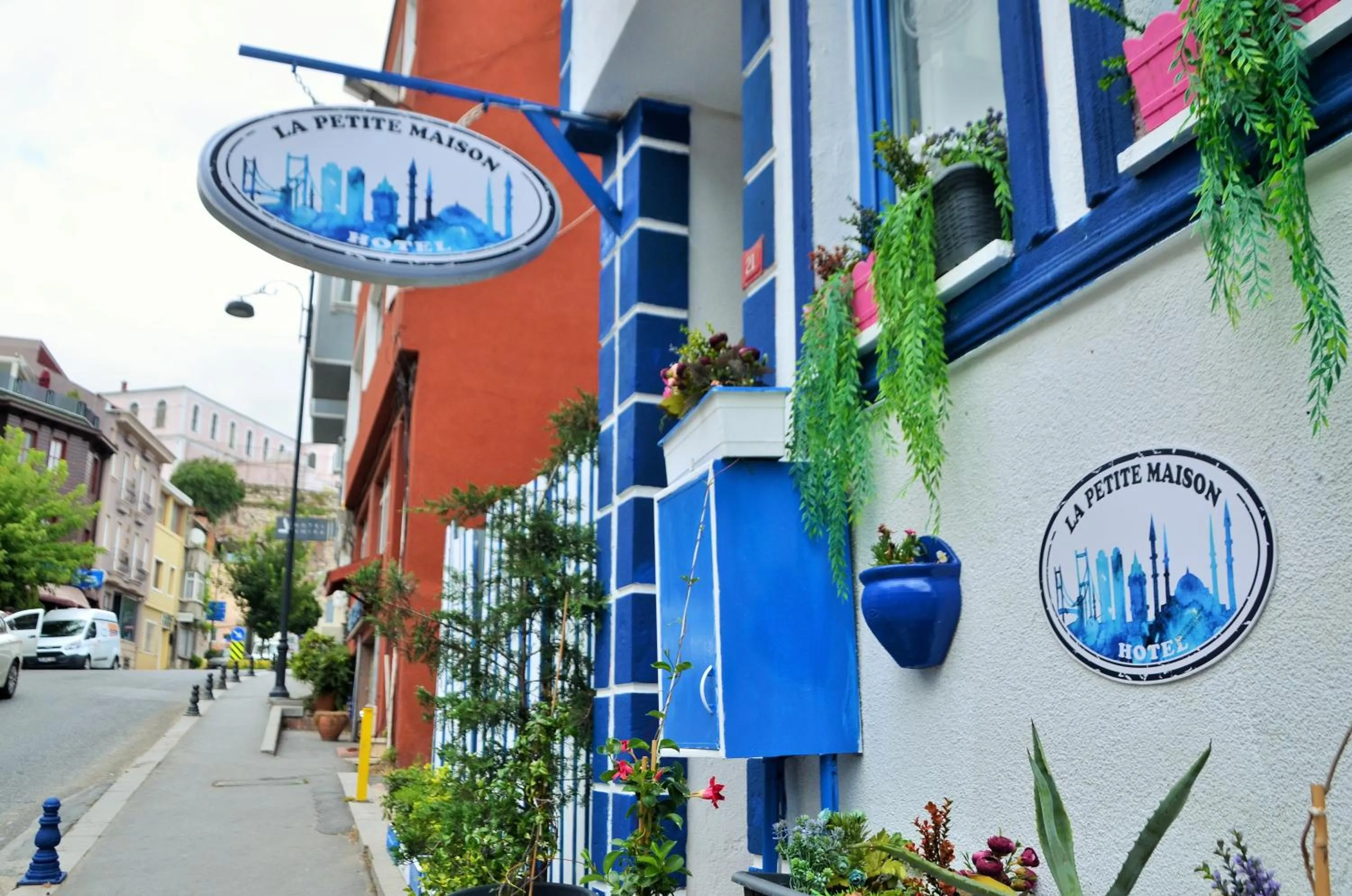 Facade/entrance in La Petite Maison Hotel