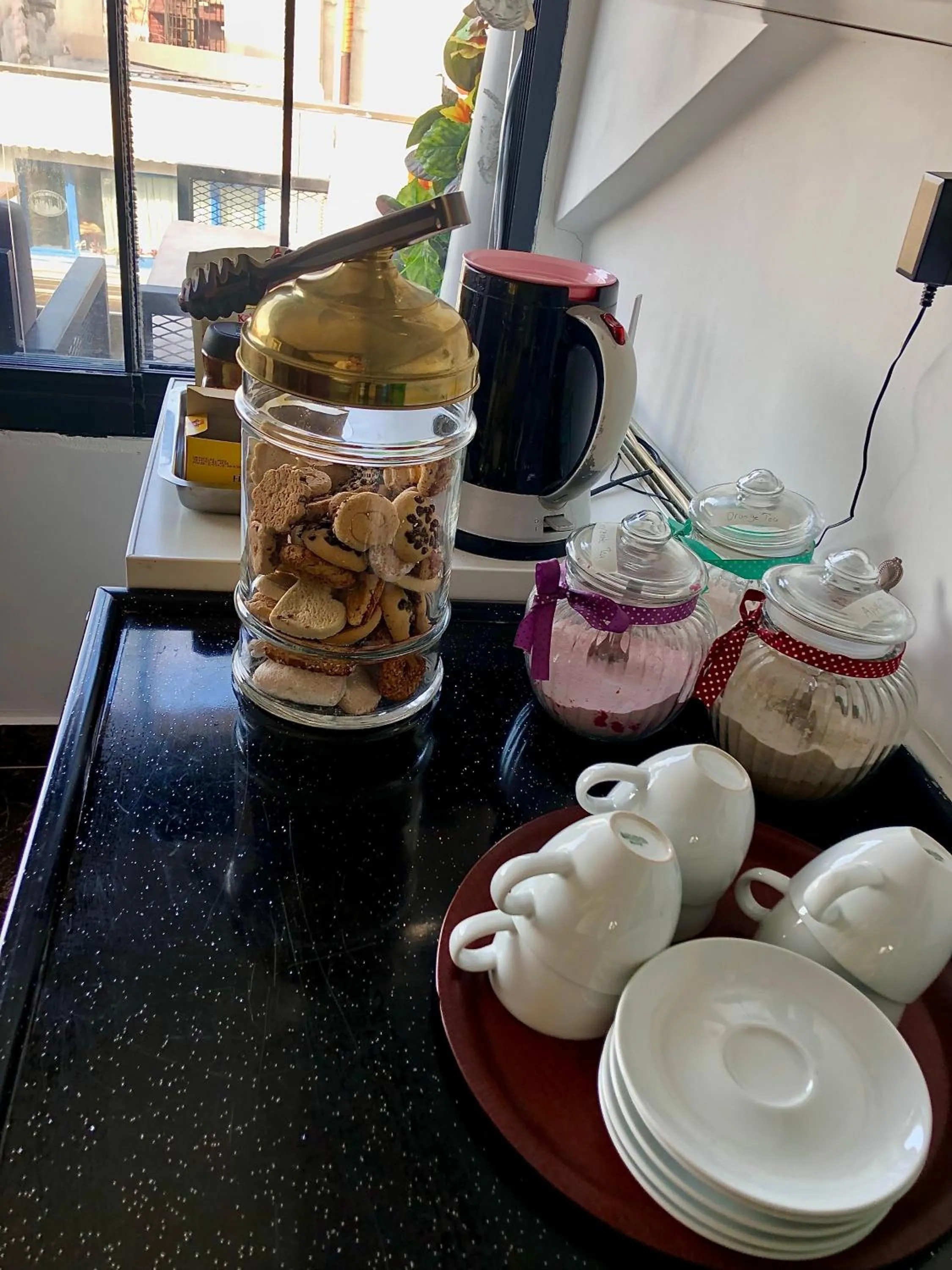 Coffee/tea facilities in La Petite Maison Hotel