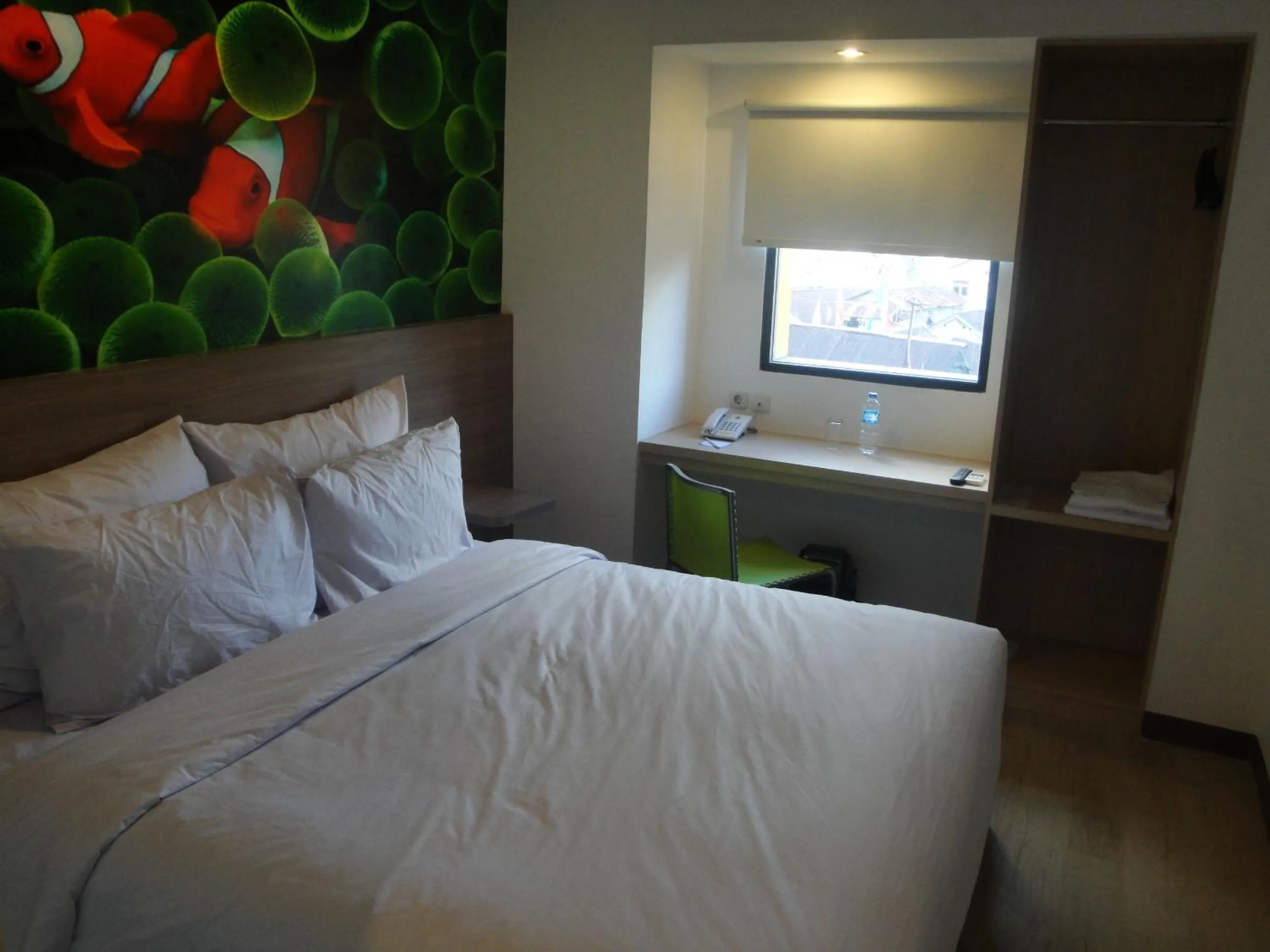 Photo of the whole room, Bed in Top Hotel Manado by Gran Puri