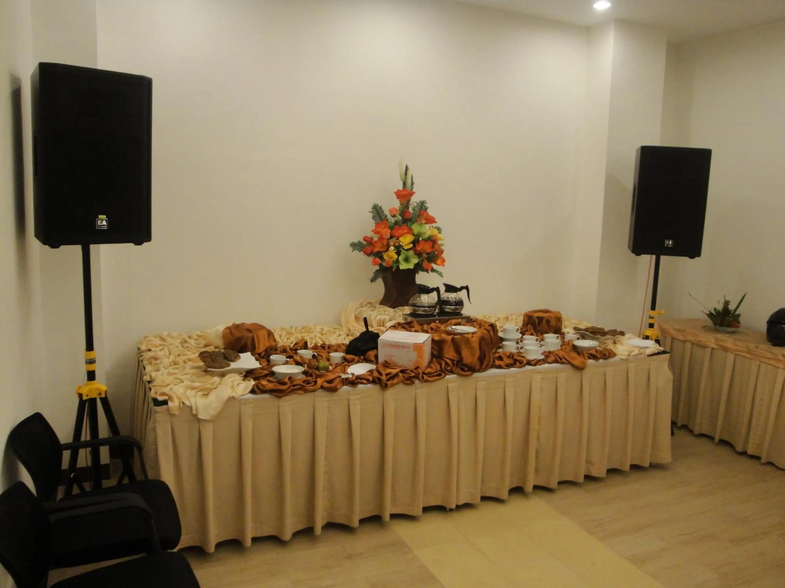 Restaurant/places to eat in Top Hotel Manado by Gran Puri