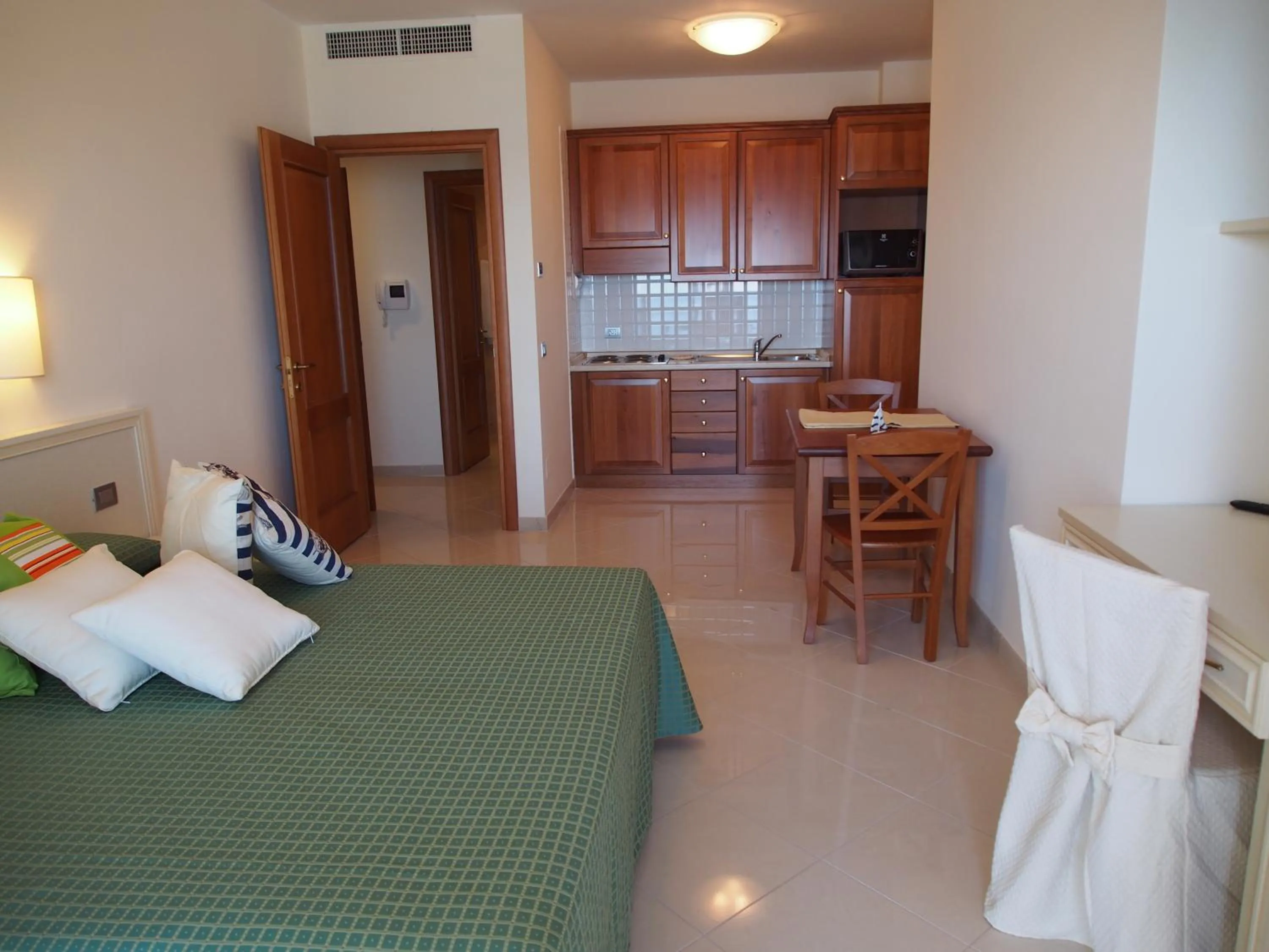 Kitchen or kitchenette, Bed in Lido Resort